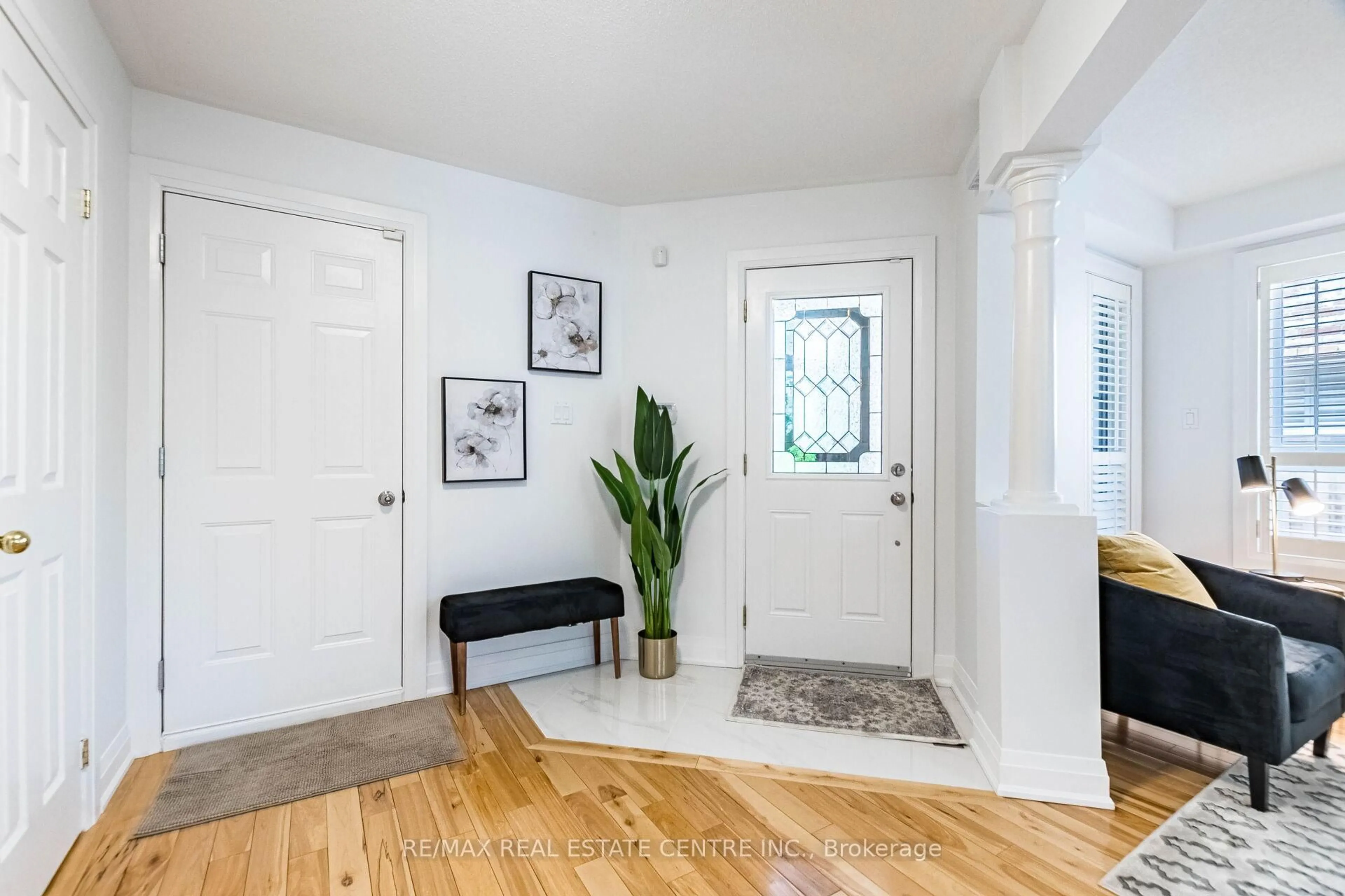 Indoor entryway for 4310 Guildwood Way, Mississauga Ontario L5R 0A7