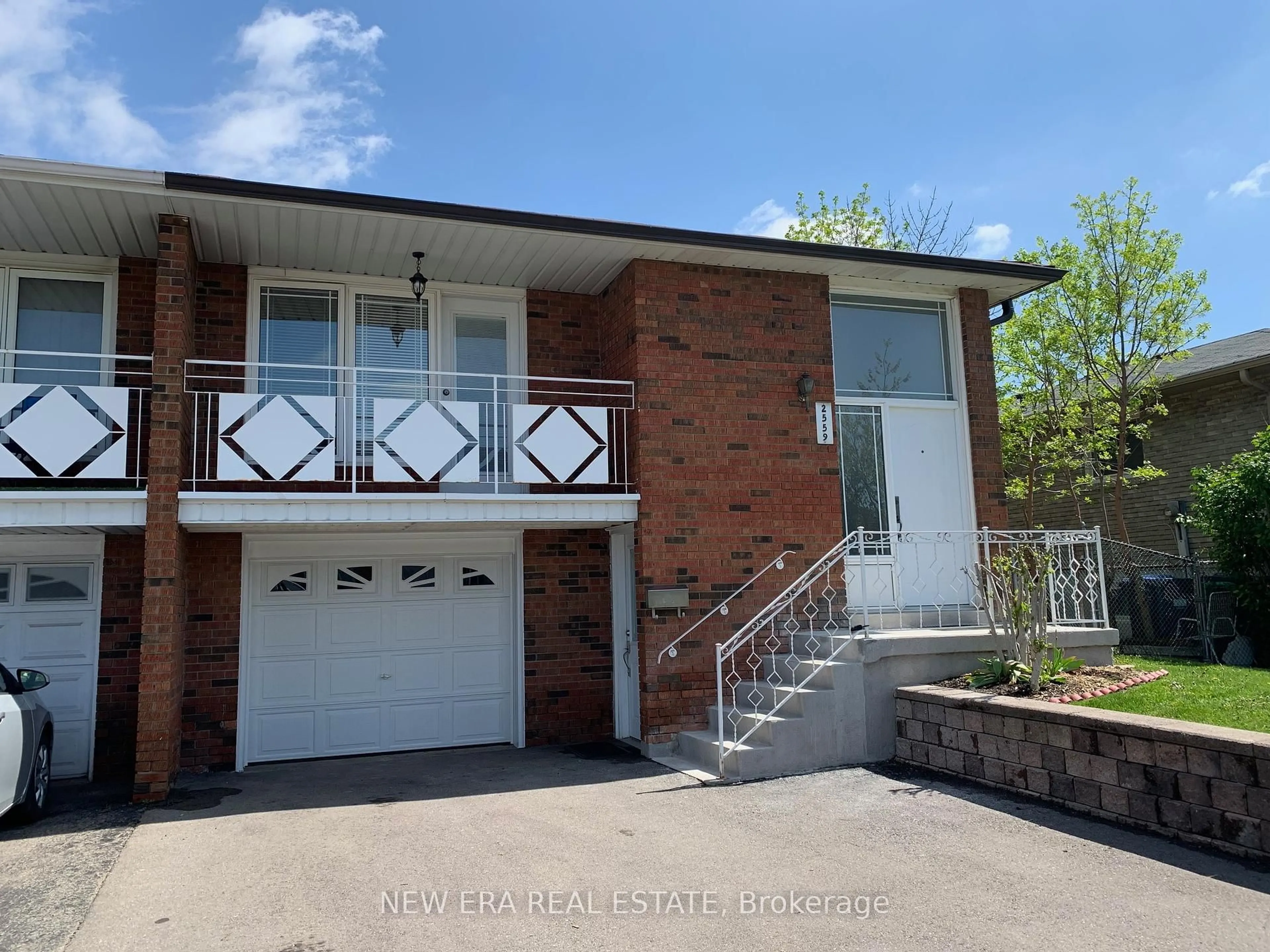 Home with brick exterior material, street for 2559 Kingsberry Cres, Mississauga Ontario L5B 2K7