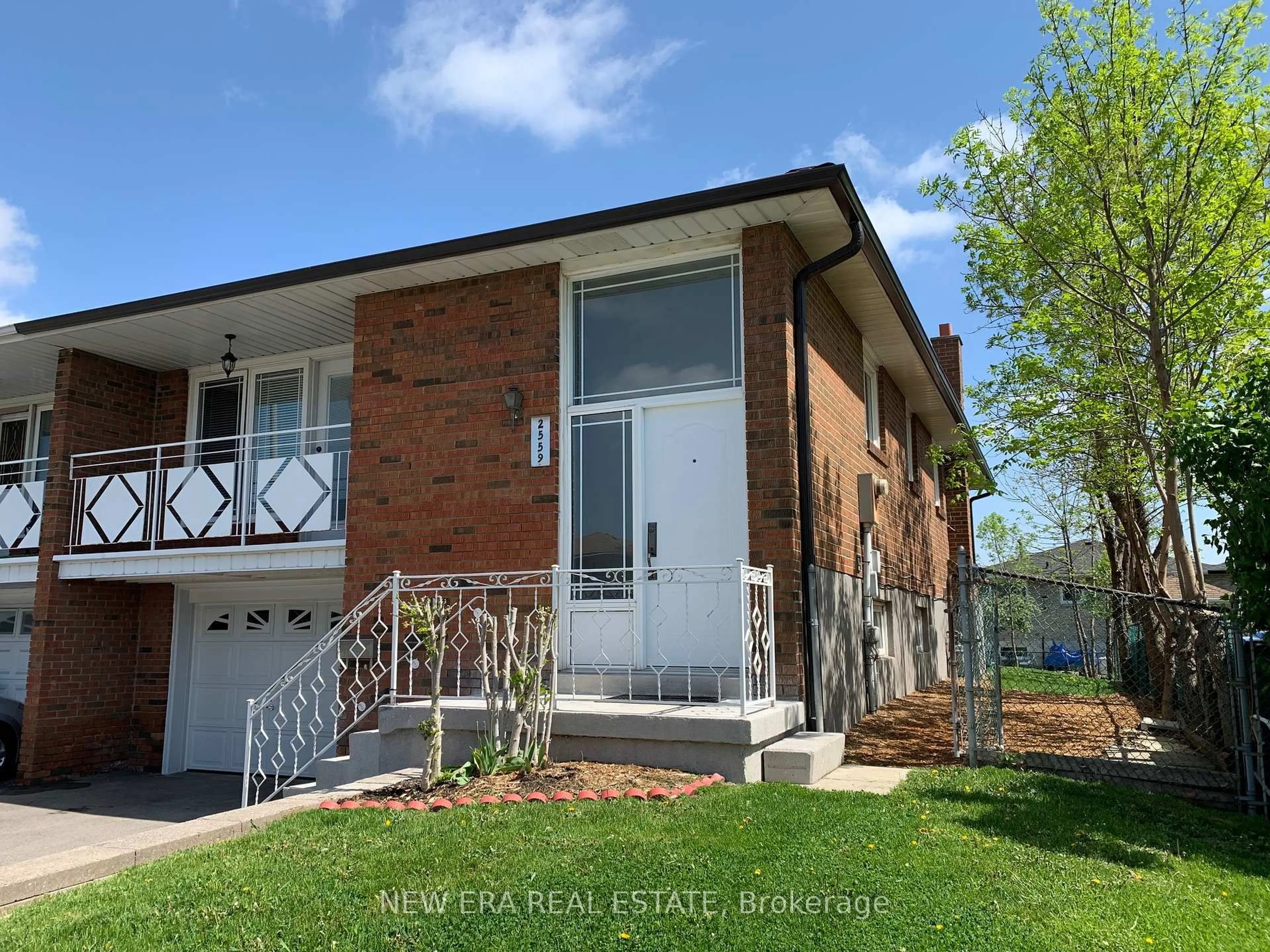 Home with brick exterior material, street for 2559 Kingsberry Cres, Mississauga Ontario L5B 2K7
