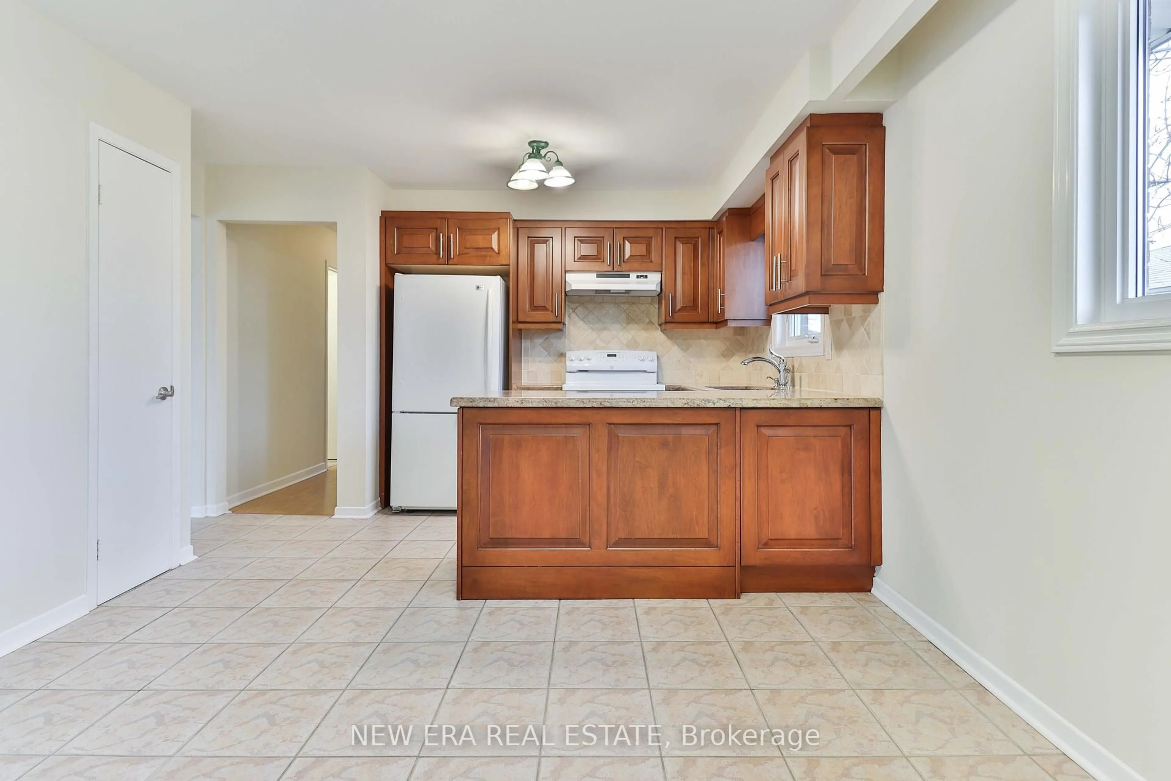 Standard kitchen, ceramic/tile floor for 2559 Kingsberry Cres, Mississauga Ontario L5B 2K7