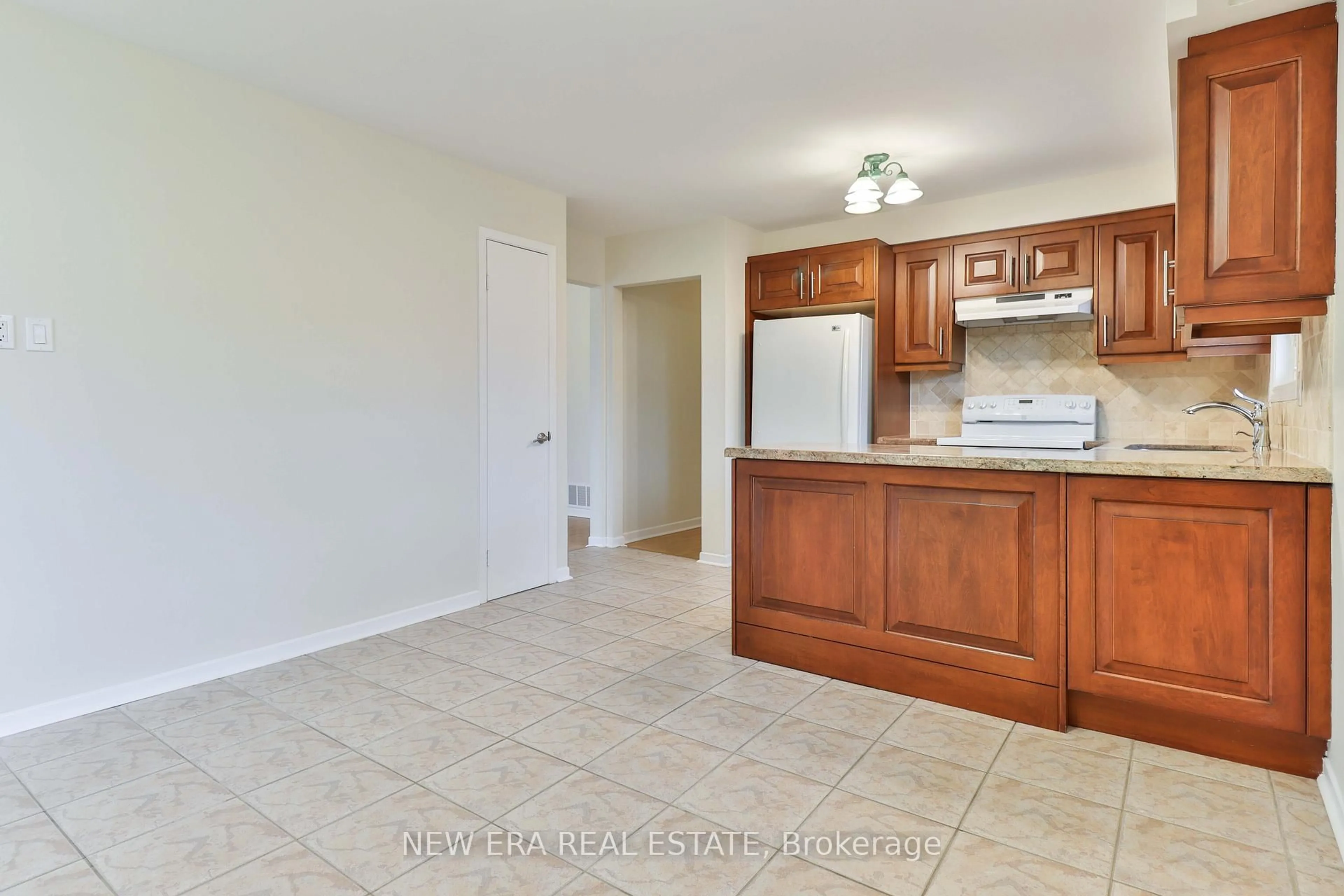 Standard kitchen, ceramic/tile floor for 2559 Kingsberry Cres, Mississauga Ontario L5B 2K7