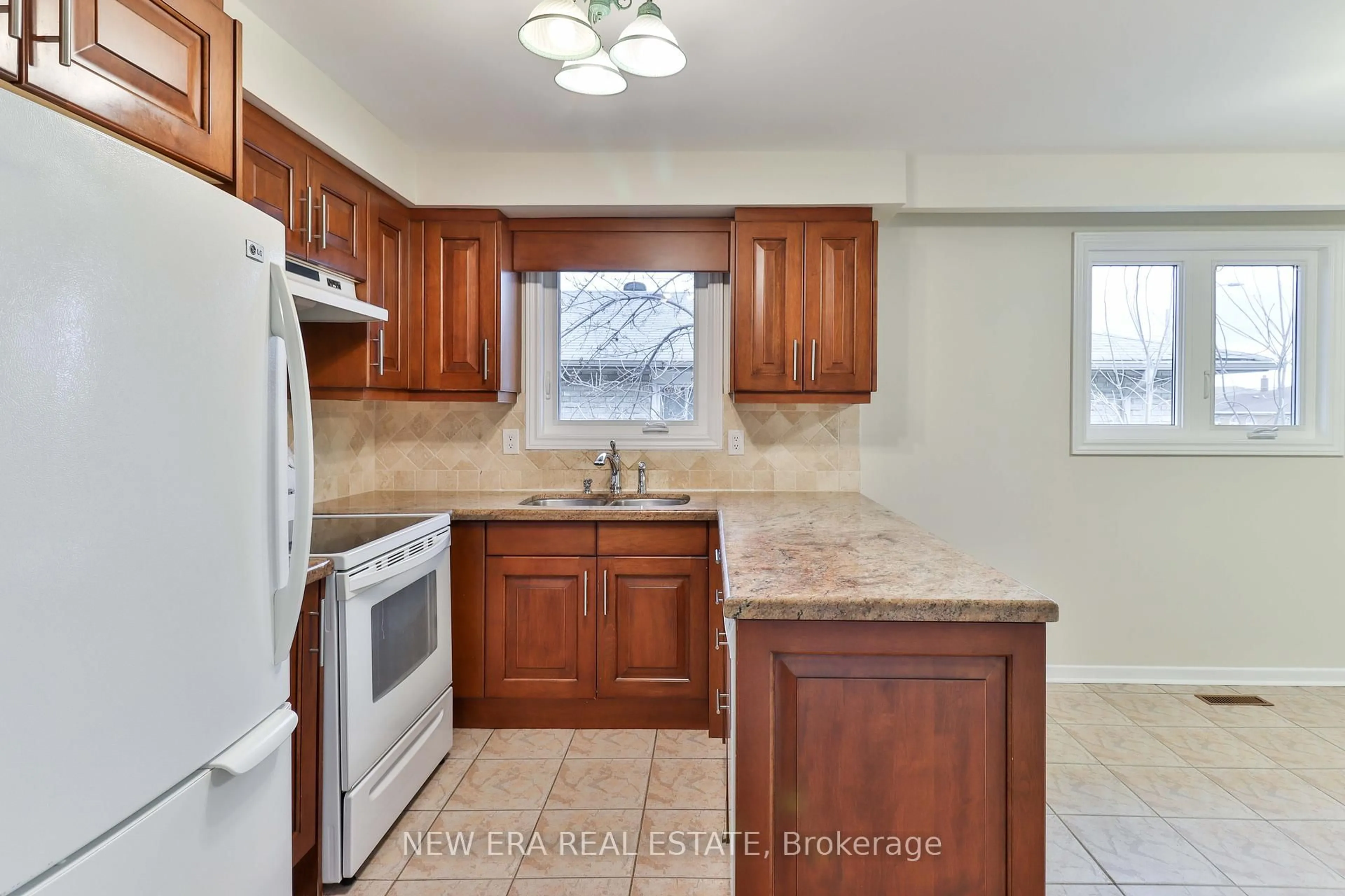 Standard kitchen, ceramic/tile floor for 2559 Kingsberry Cres, Mississauga Ontario L5B 2K7