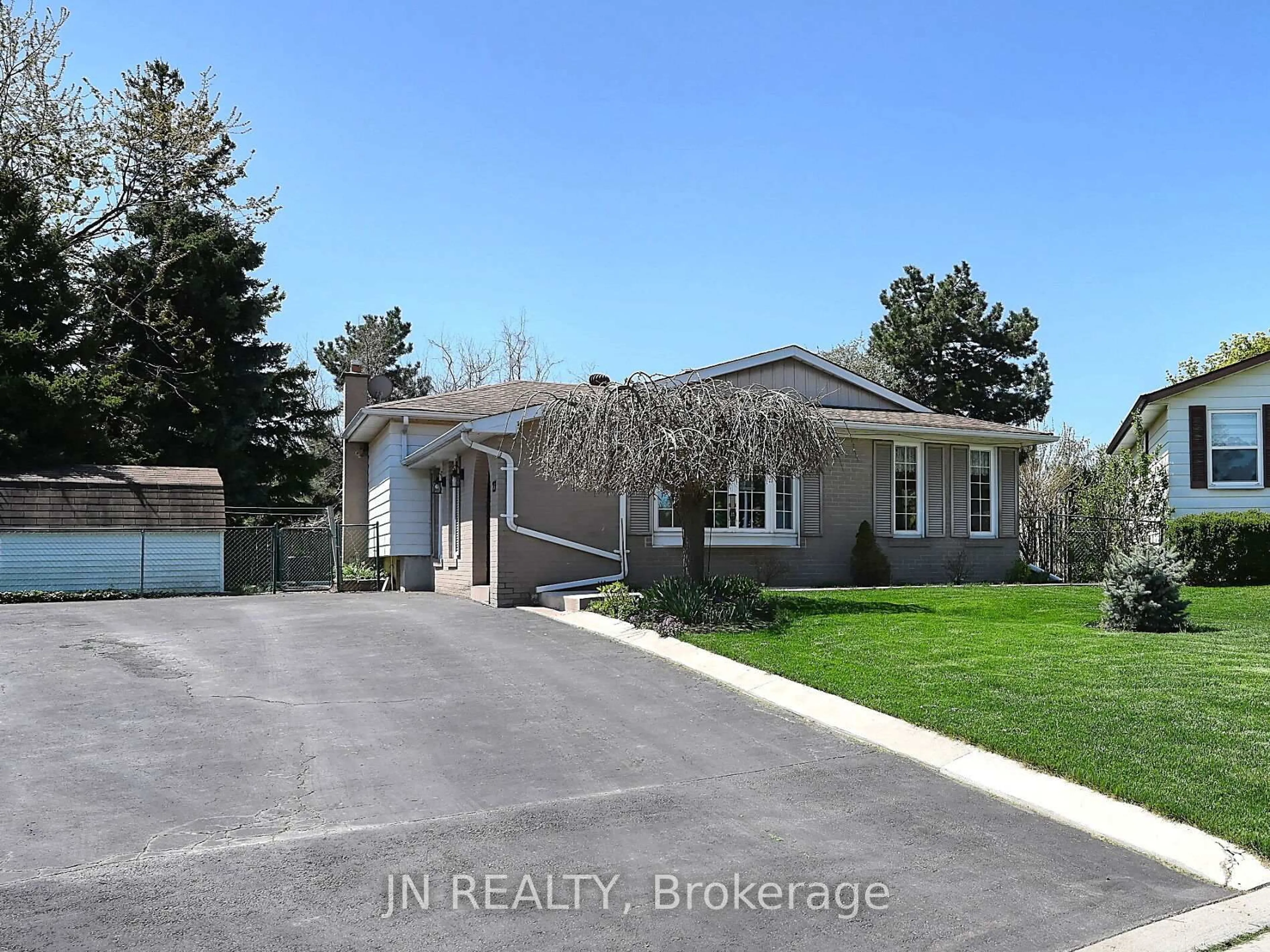 A pic from outside/outdoor area/front of a property/back of a property/a pic from drone, street for 27 Finchley Cres, Brampton Ontario L6T 3P5