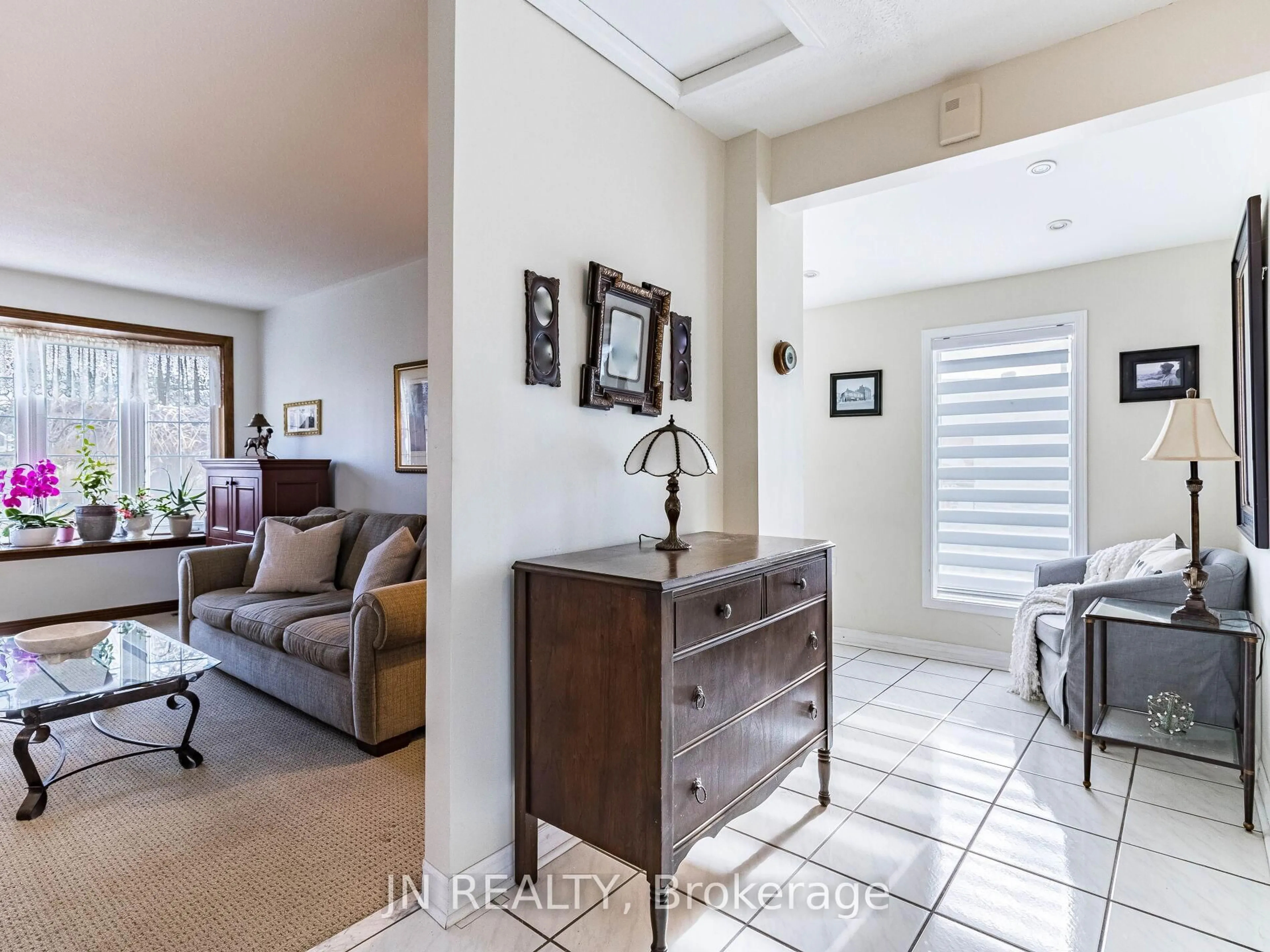 Indoor entryway for 27 Finchley Cres, Brampton Ontario L6T 3P5
