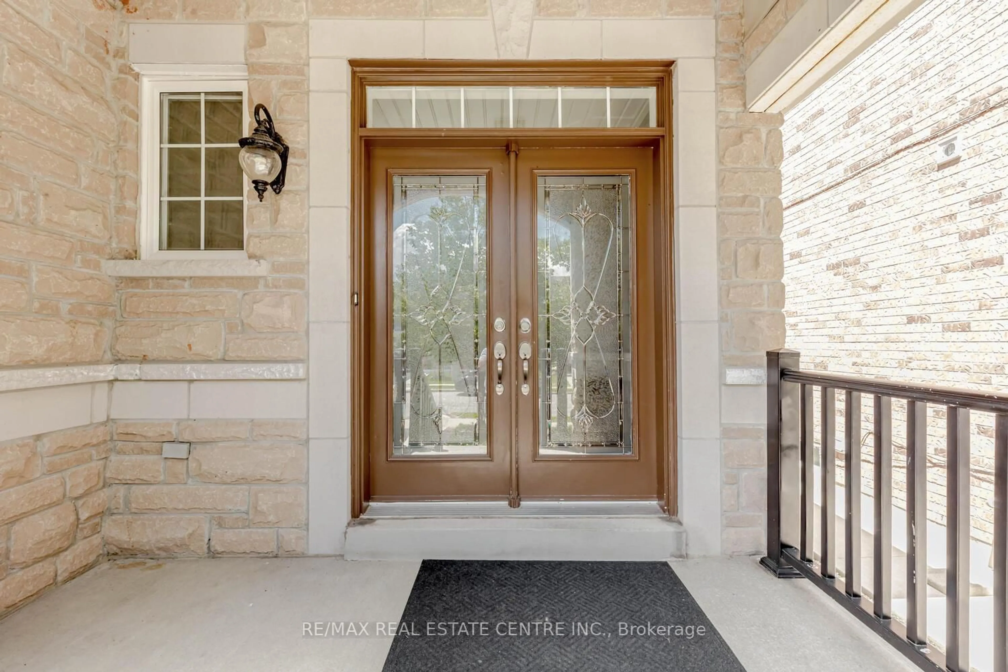 Indoor entryway for 46 Ocean Ridge Dr, Brampton Ontario L6R 3K5