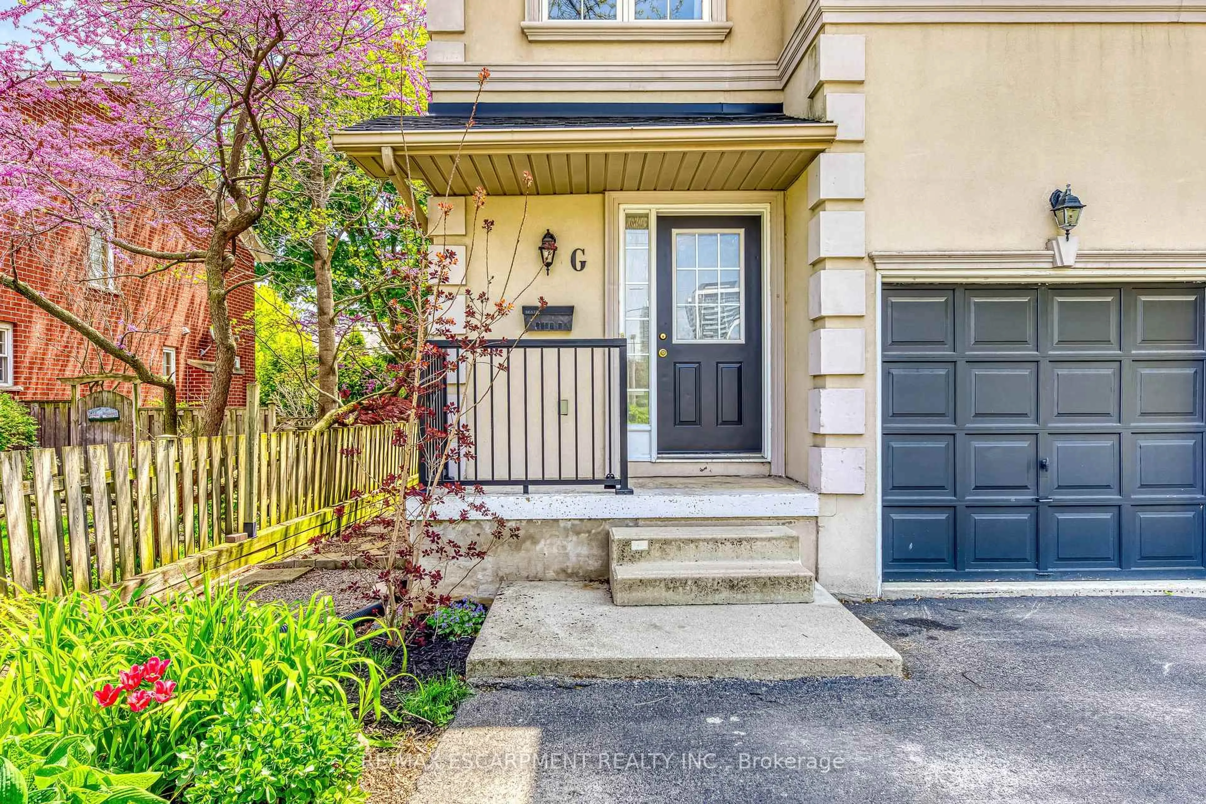 Indoor entryway for 2116 PROSPECT St #G, Burlington Ontario L7R 1Y9