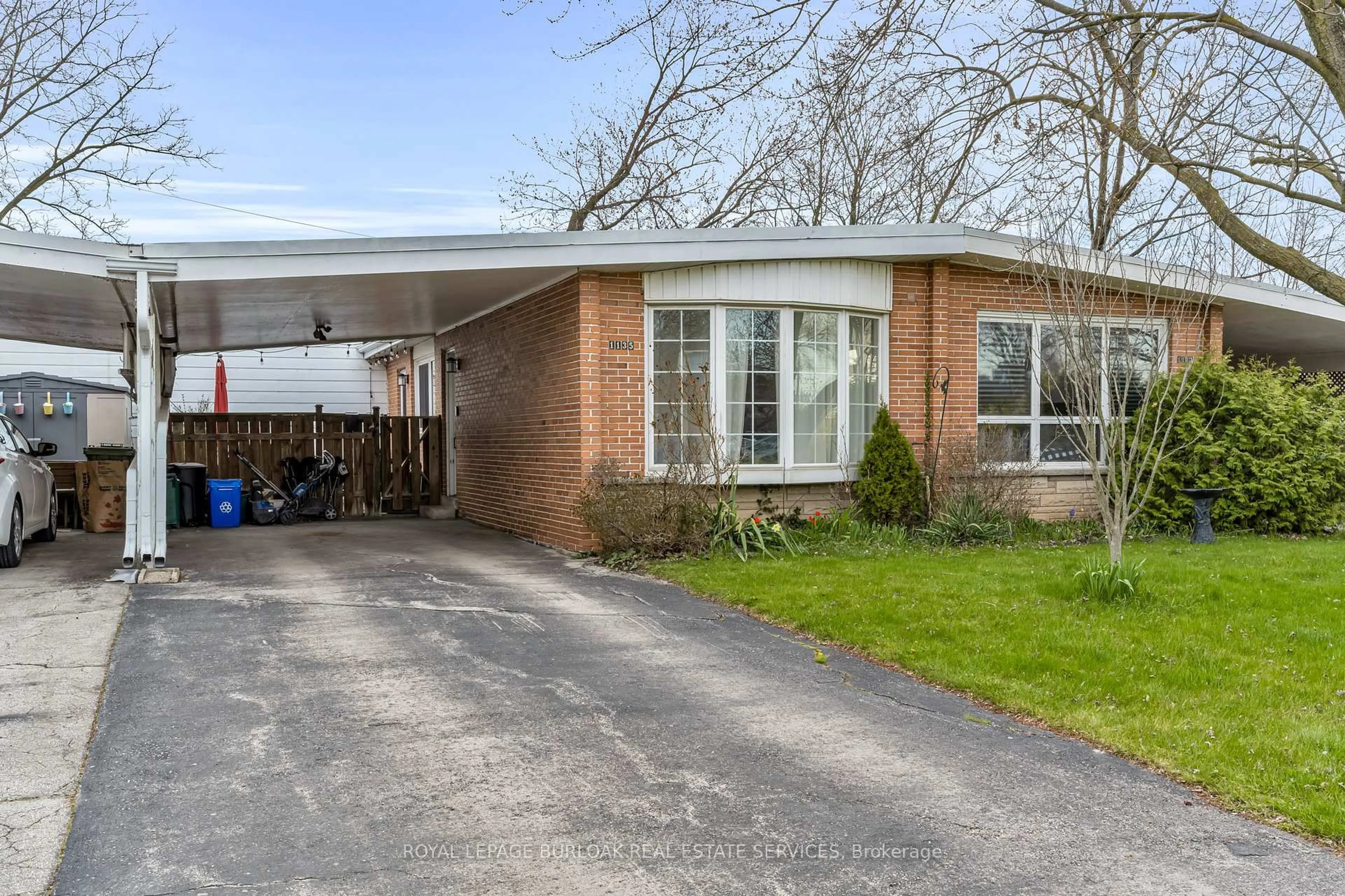 Home with brick exterior material, street for 1135 Tavistock Dr, Burlington Ontario L7P 2N3