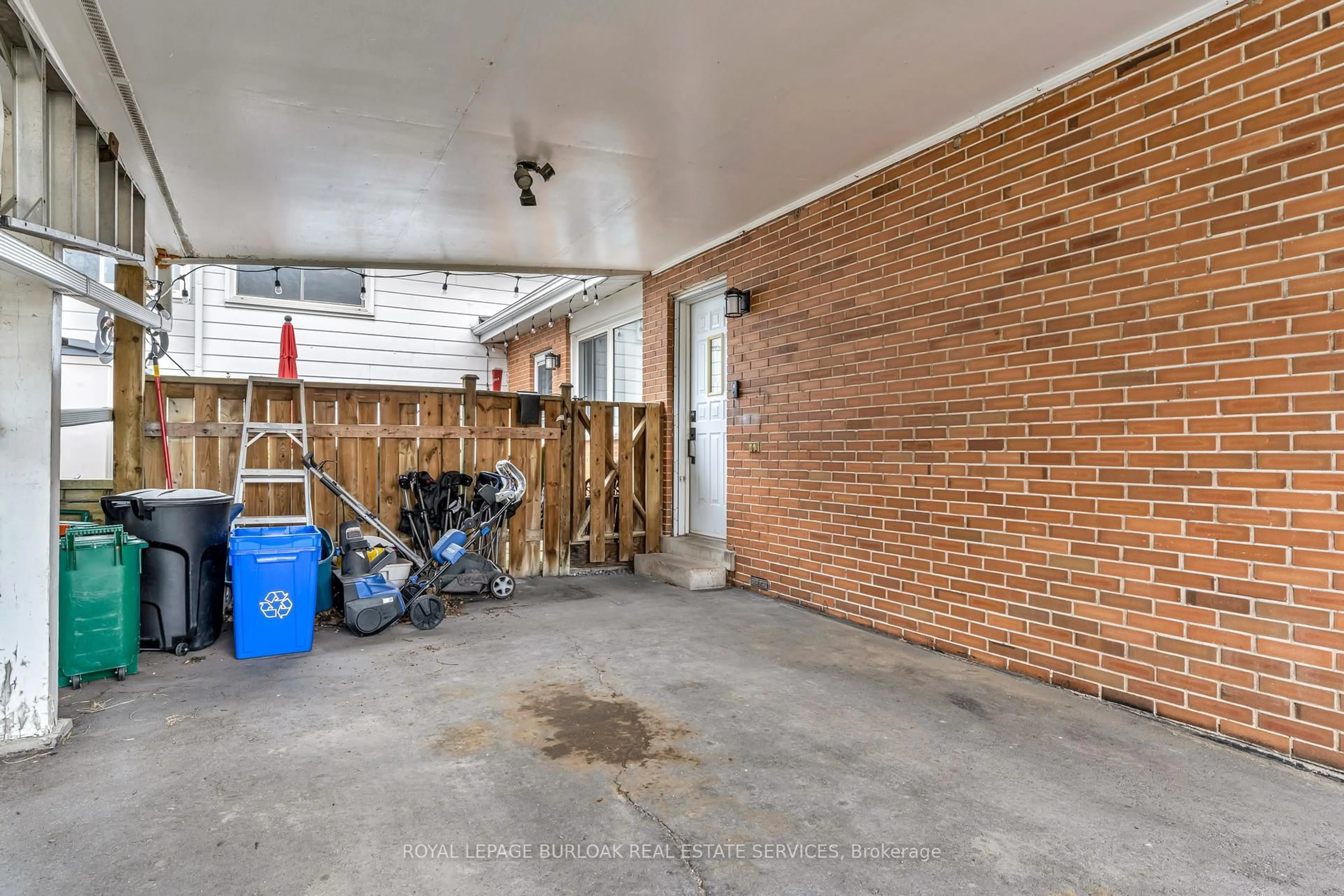 Indoor garage for 1135 Tavistock Dr, Burlington Ontario L7P 2N3