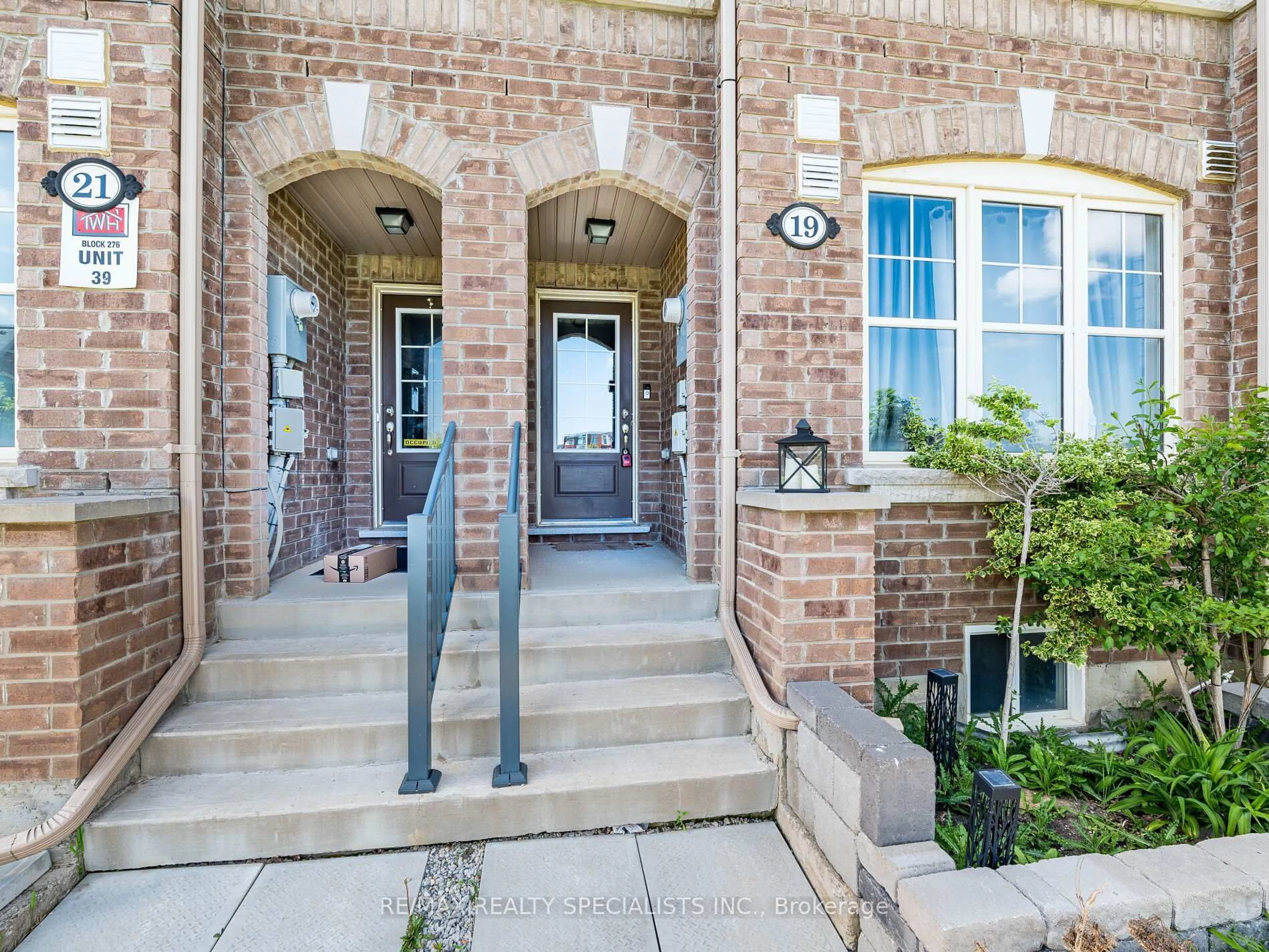 Indoor entryway for 19 Sudeley Lane, Brampton Ontario L7A 4Z7