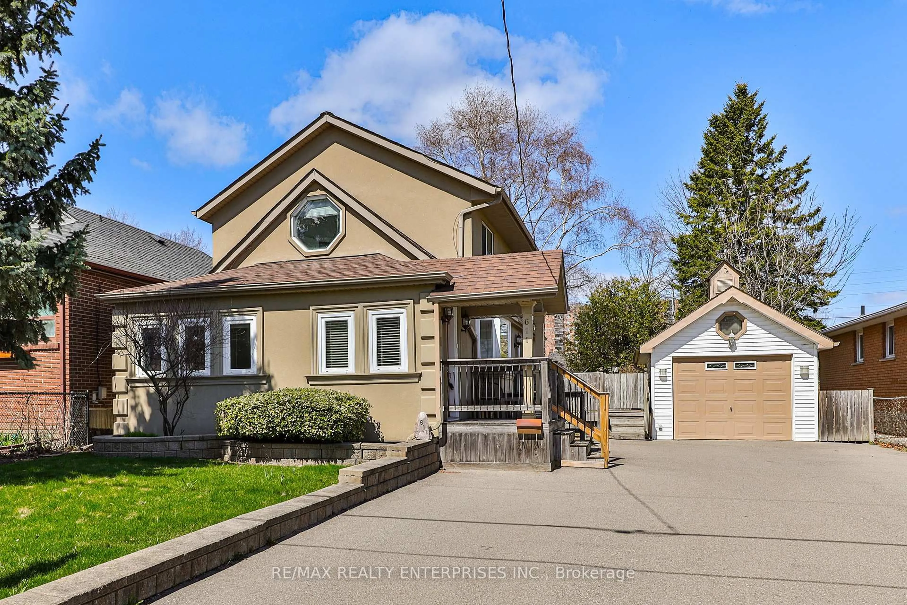 Home with vinyl exterior material, street for 611 Byngmount Ave, Mississauga Ontario L5G 1R2