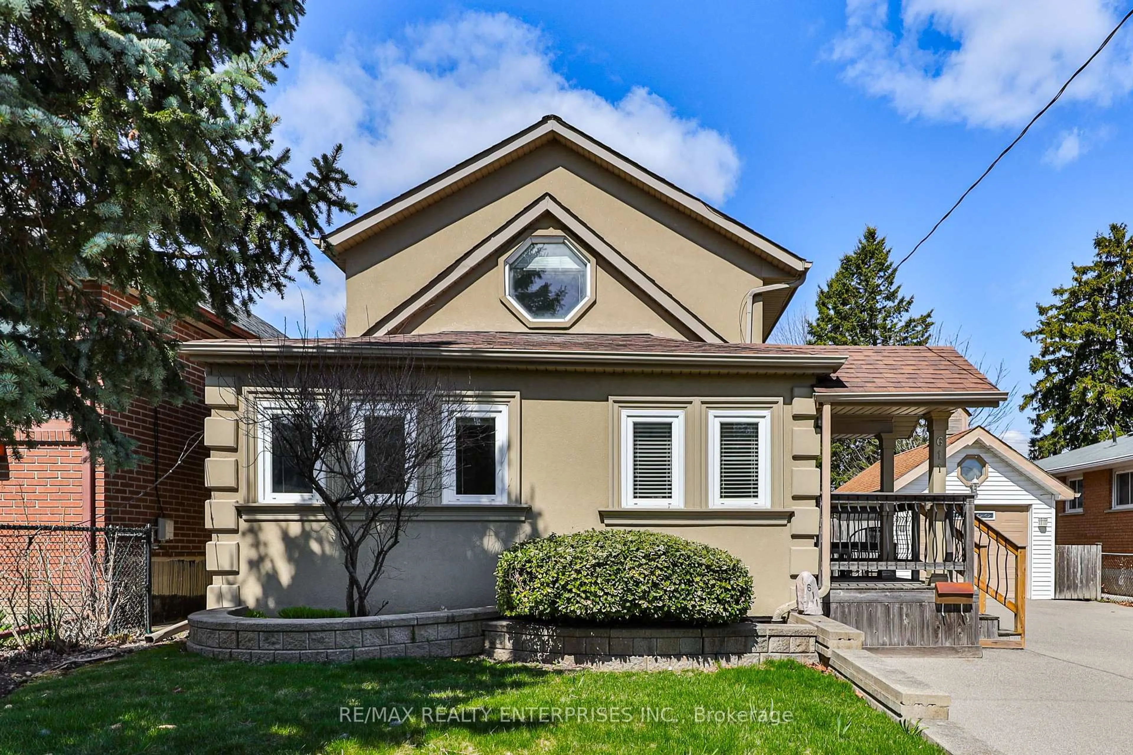 Home with vinyl exterior material, street for 611 Byngmount Ave, Mississauga Ontario L5G 1R2