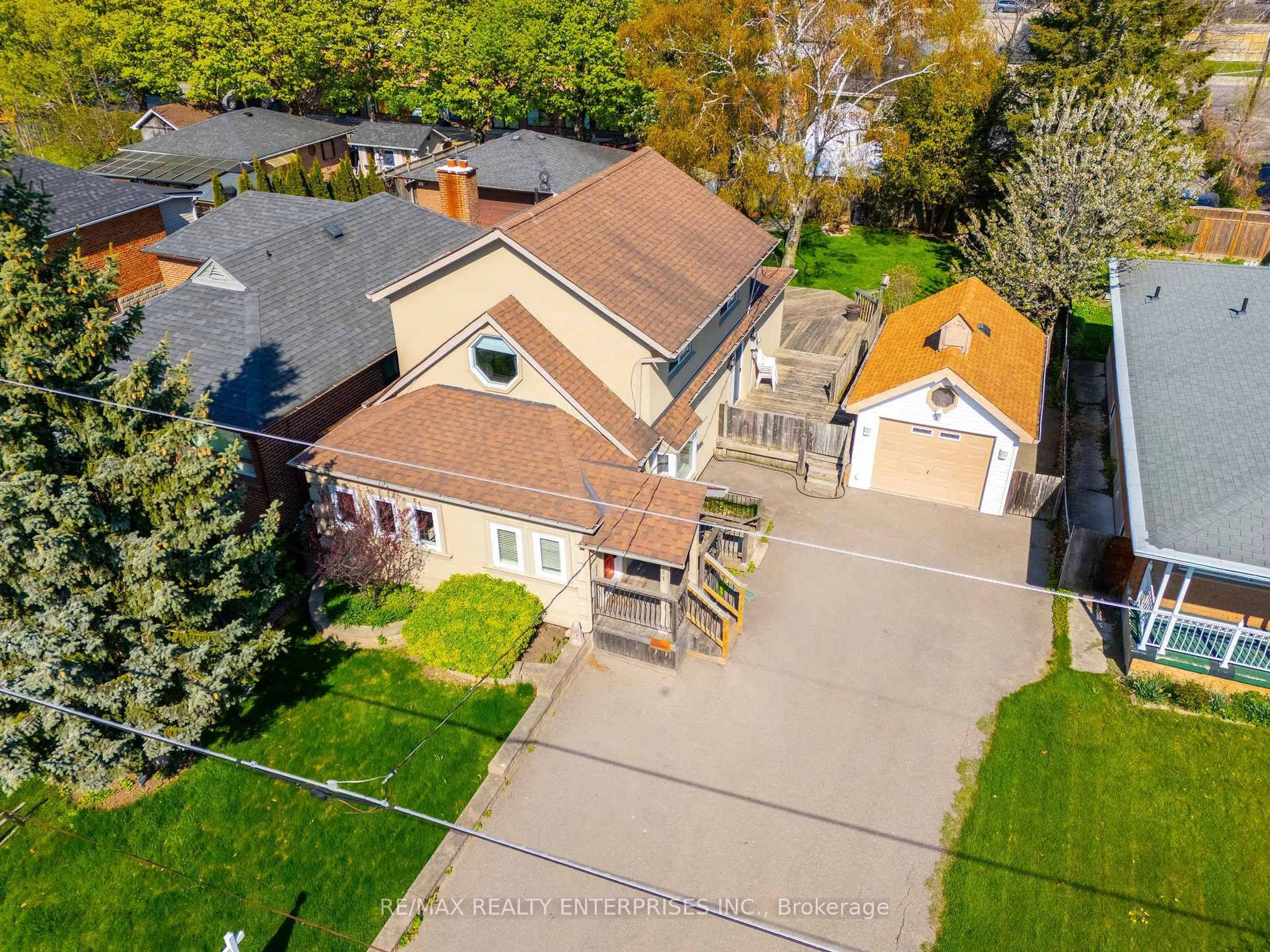 A pic from outside/outdoor area/front of a property/back of a property/a pic from drone, street for 611 Byngmount Ave, Mississauga Ontario L5G 1R2