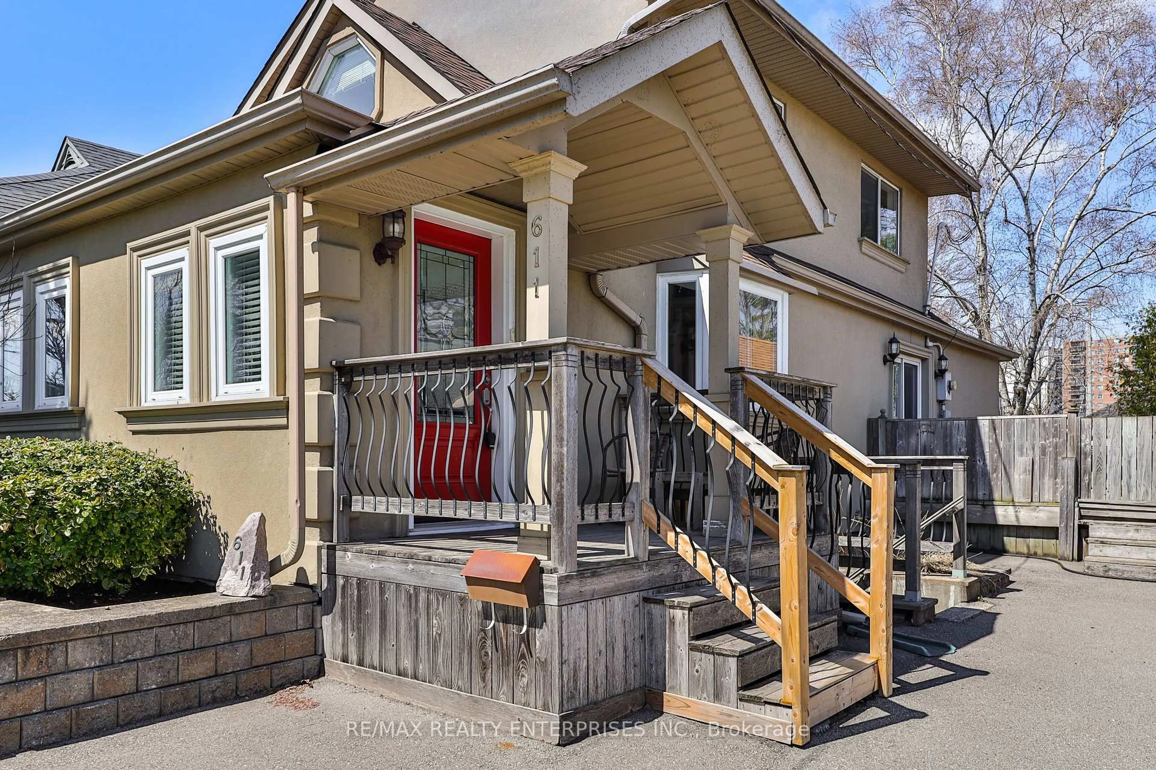 Unknown for 611 Byngmount Ave, Mississauga Ontario L5G 1R2