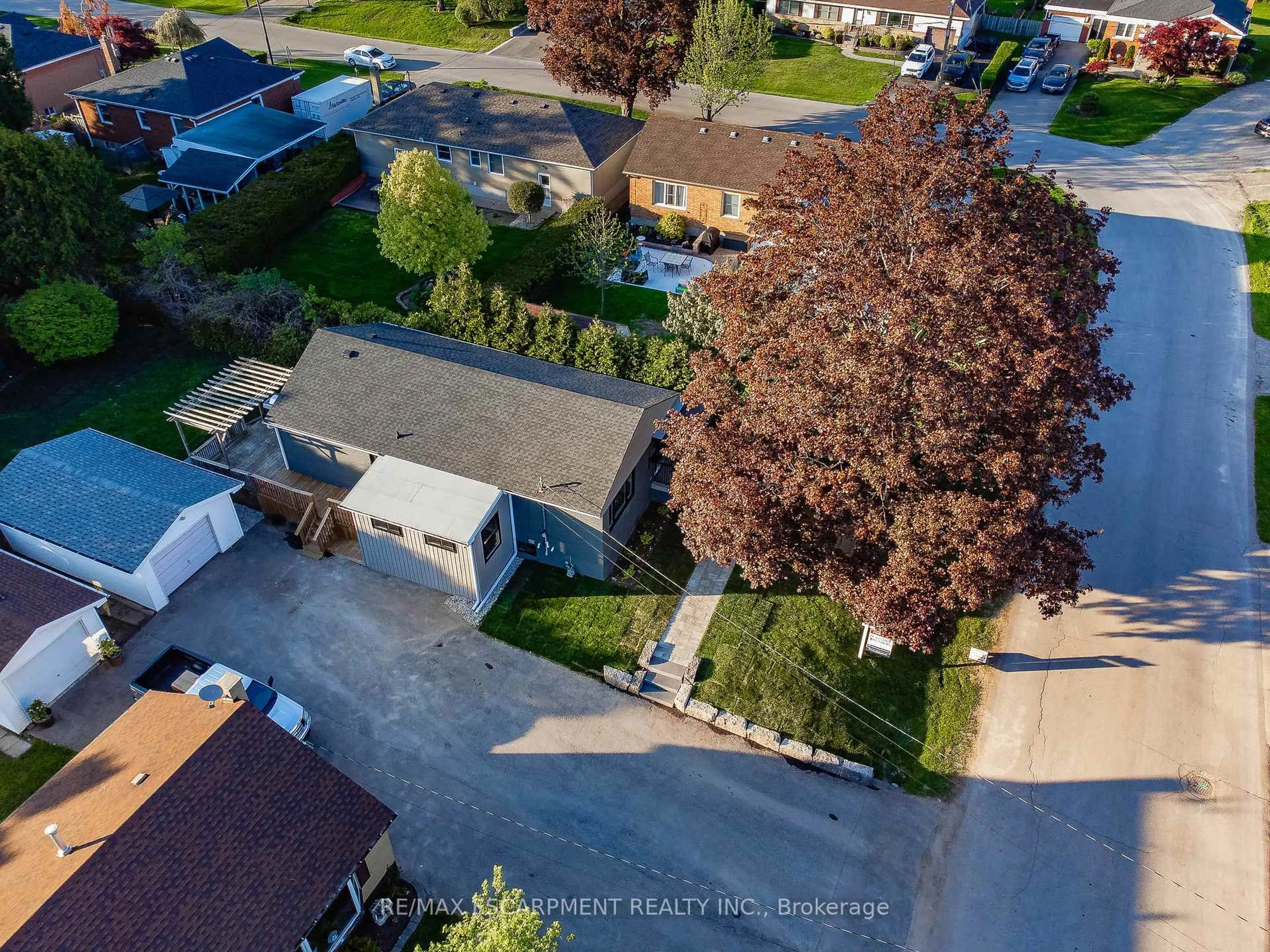 A pic from outside/outdoor area/front of a property/back of a property/a pic from drone, street for 1041 Shepherd's Dr, Burlington Ontario L7T 3R4