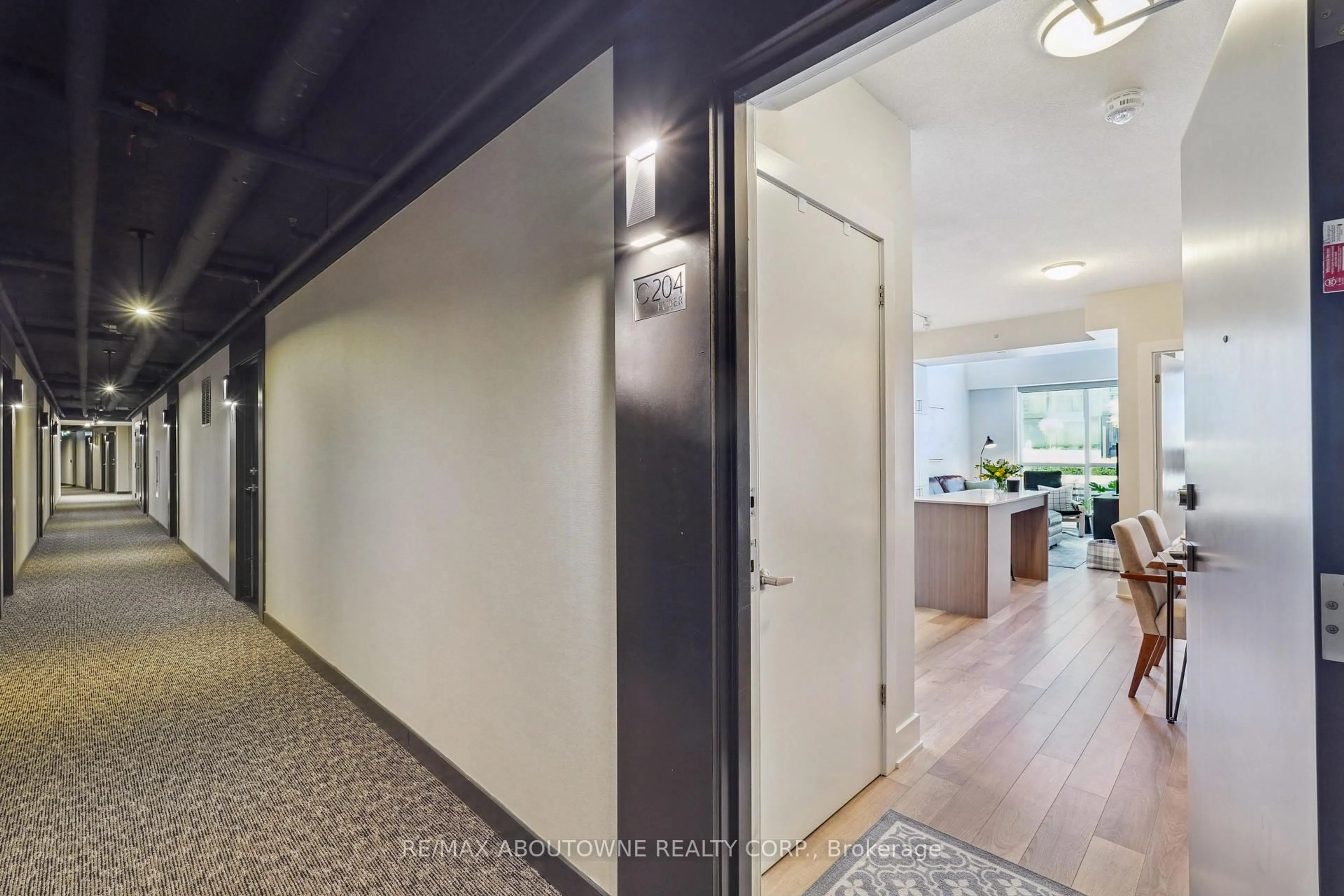 Indoor foyer for 5260 Dundas St #C204, Burlington Ontario L7L 0J7
