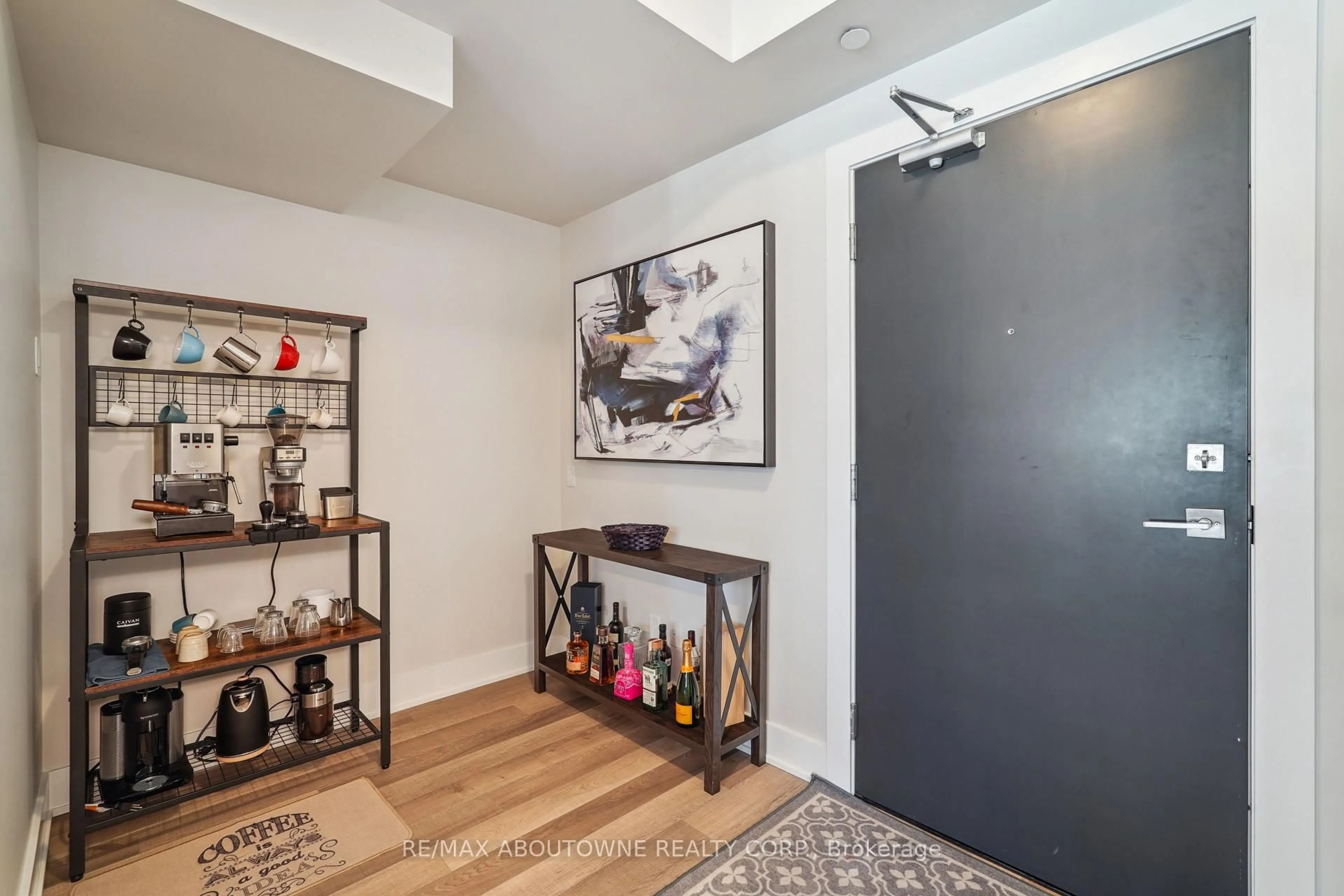 Indoor entryway for 5260 Dundas St #C204, Burlington Ontario L7L 0J7