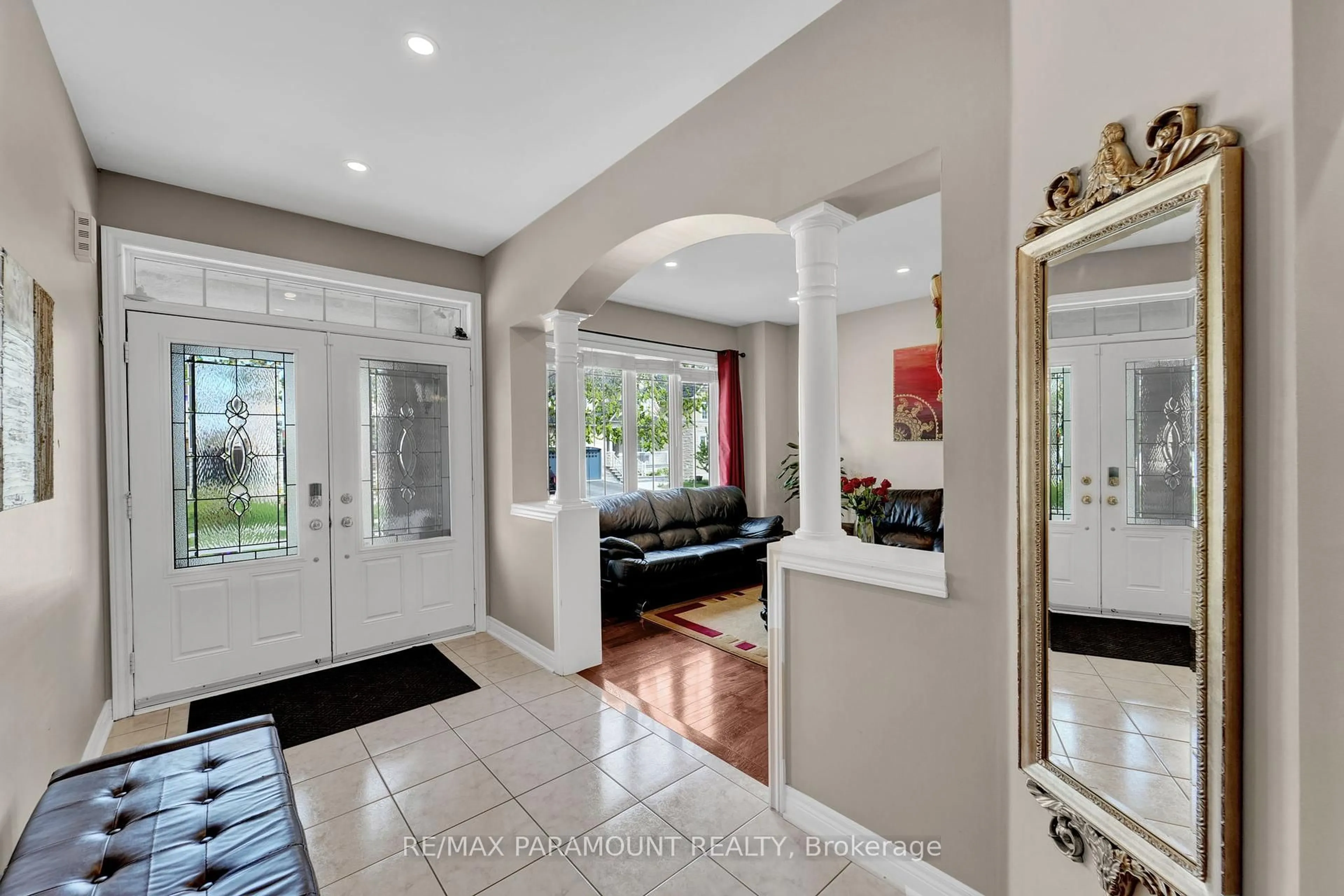 Indoor entryway for 8 Eaglelanding Dr, Brampton Ontario L6P 2T7