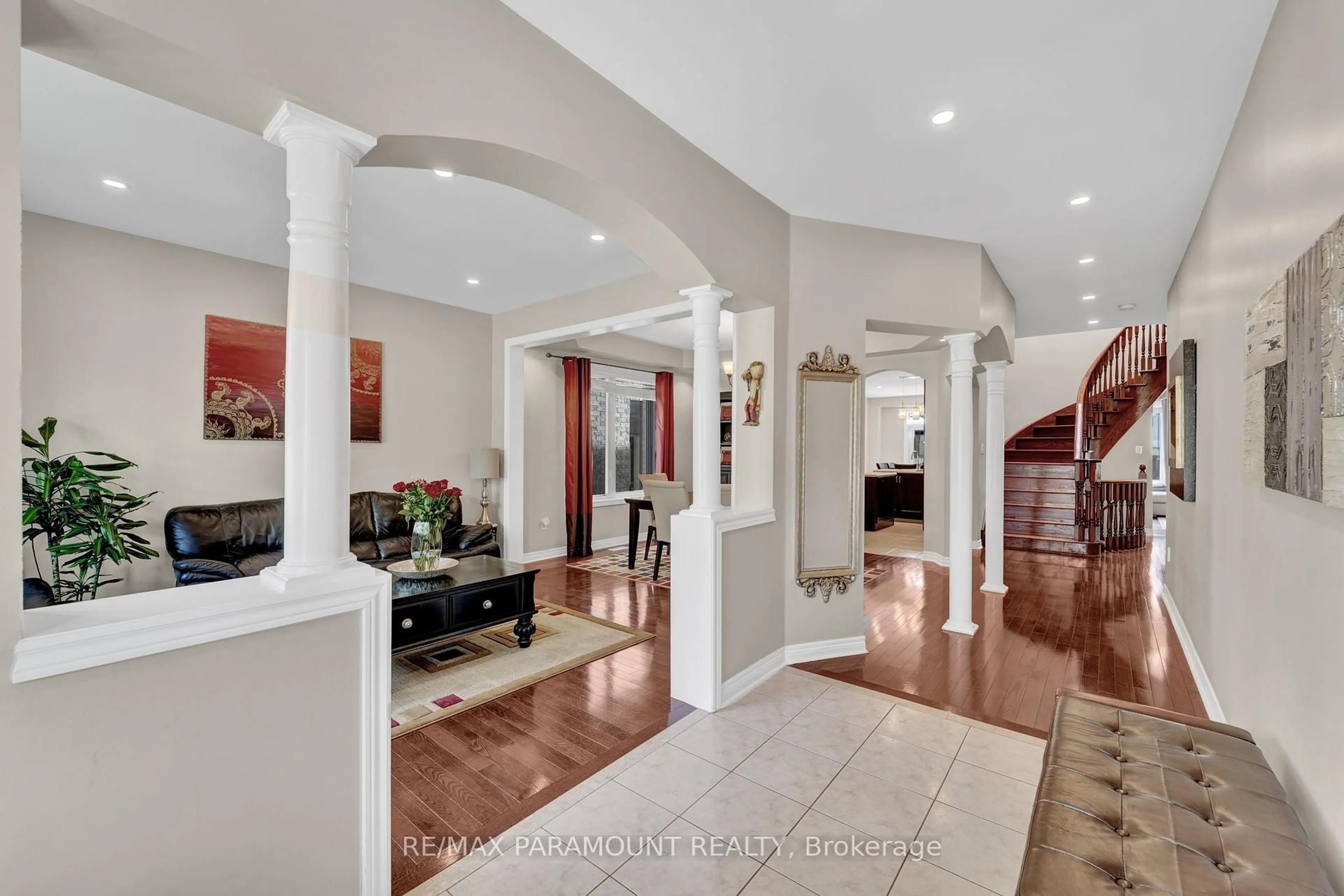 Indoor foyer for 8 Eaglelanding Dr, Brampton Ontario L6P 2T7