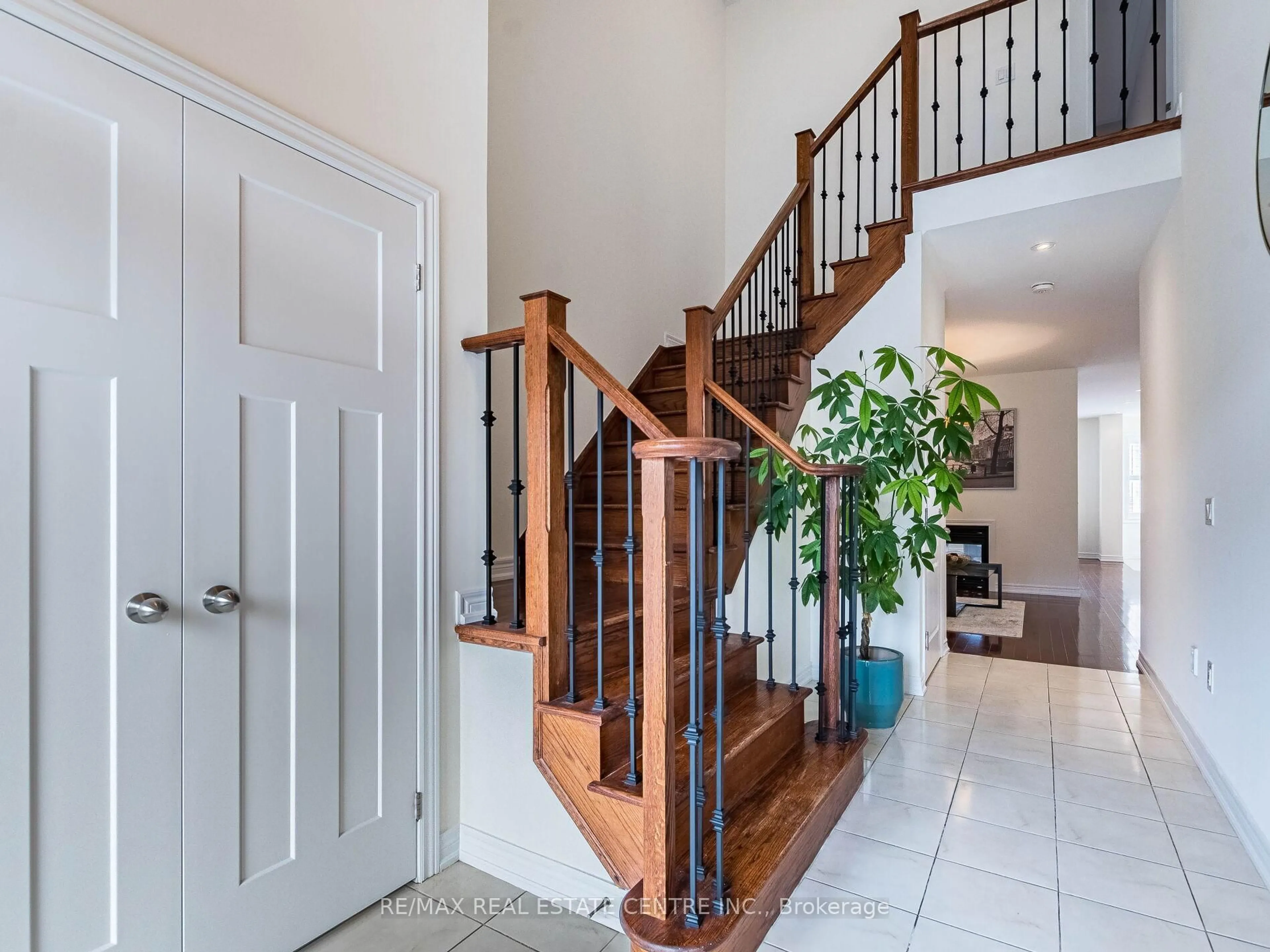 Indoor entryway for 72 Mcechearn Cres, Caledon Ontario L7C 3Y2