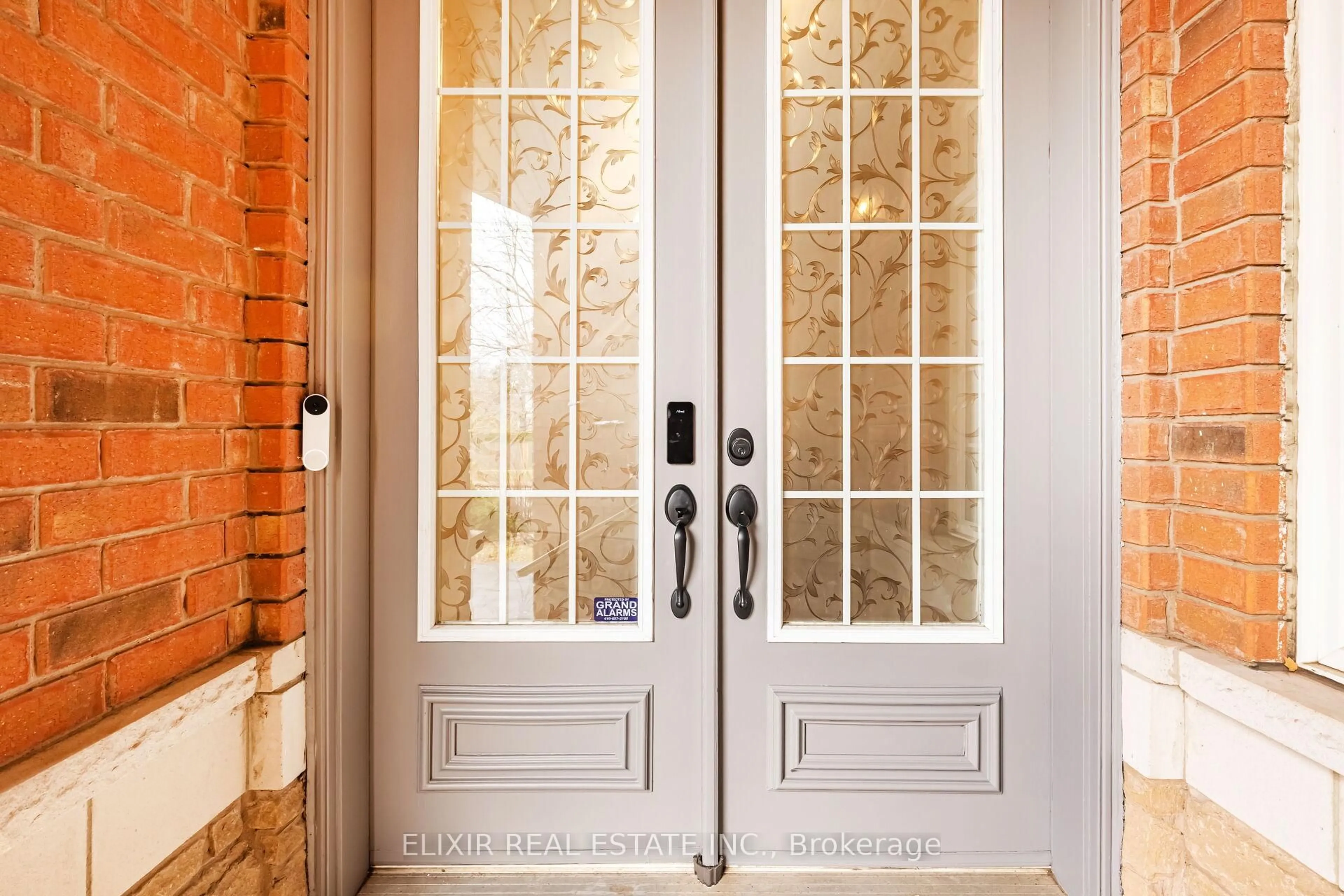 Indoor entryway for 397 Burloak Dr, Oakville Ontario L6L 6W8