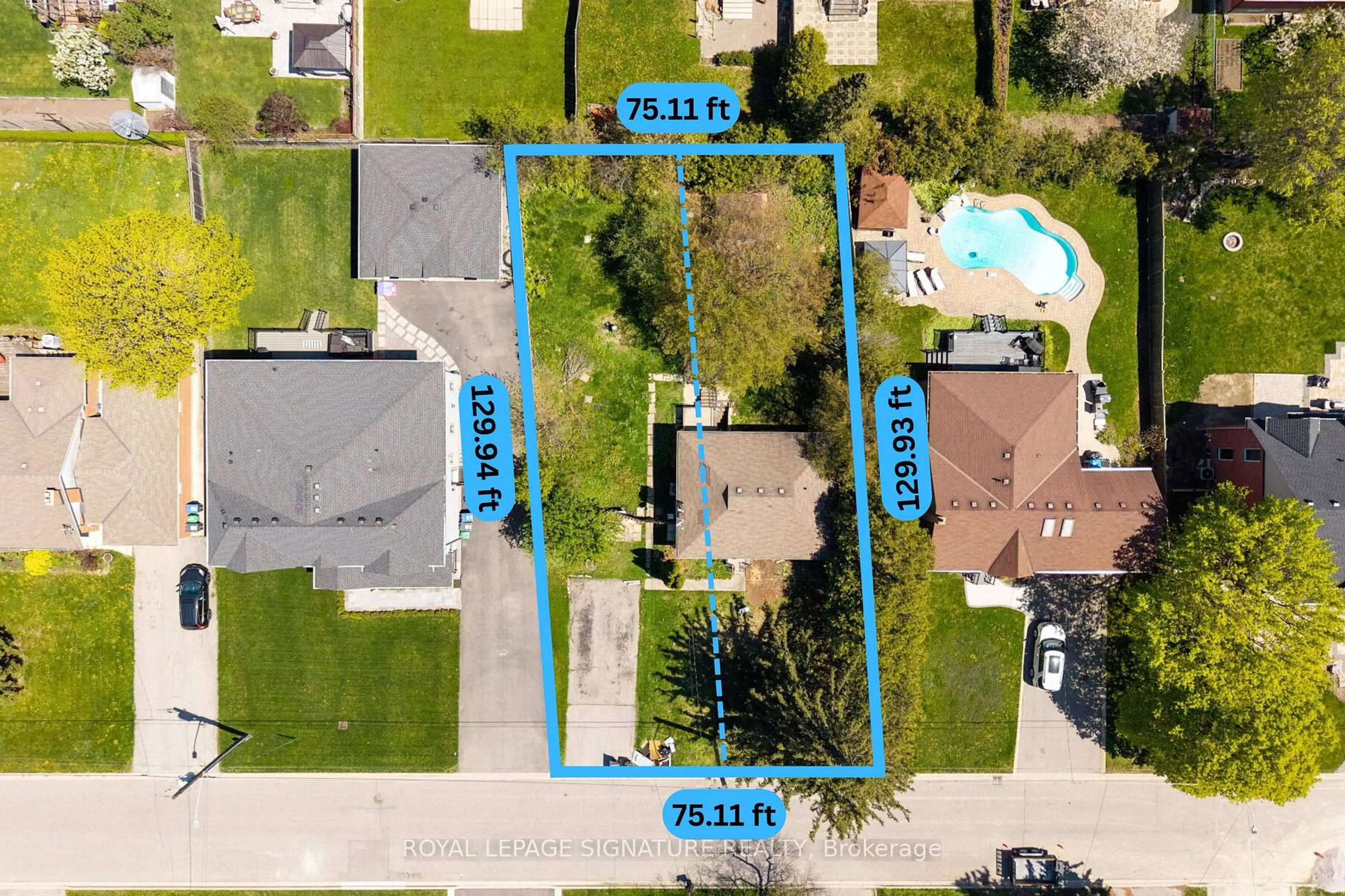 A pic from outside/outdoor area/front of a property/back of a property/a pic from drone, street for 2561 Whaley Dr, Mississauga Ontario L5B 1X1