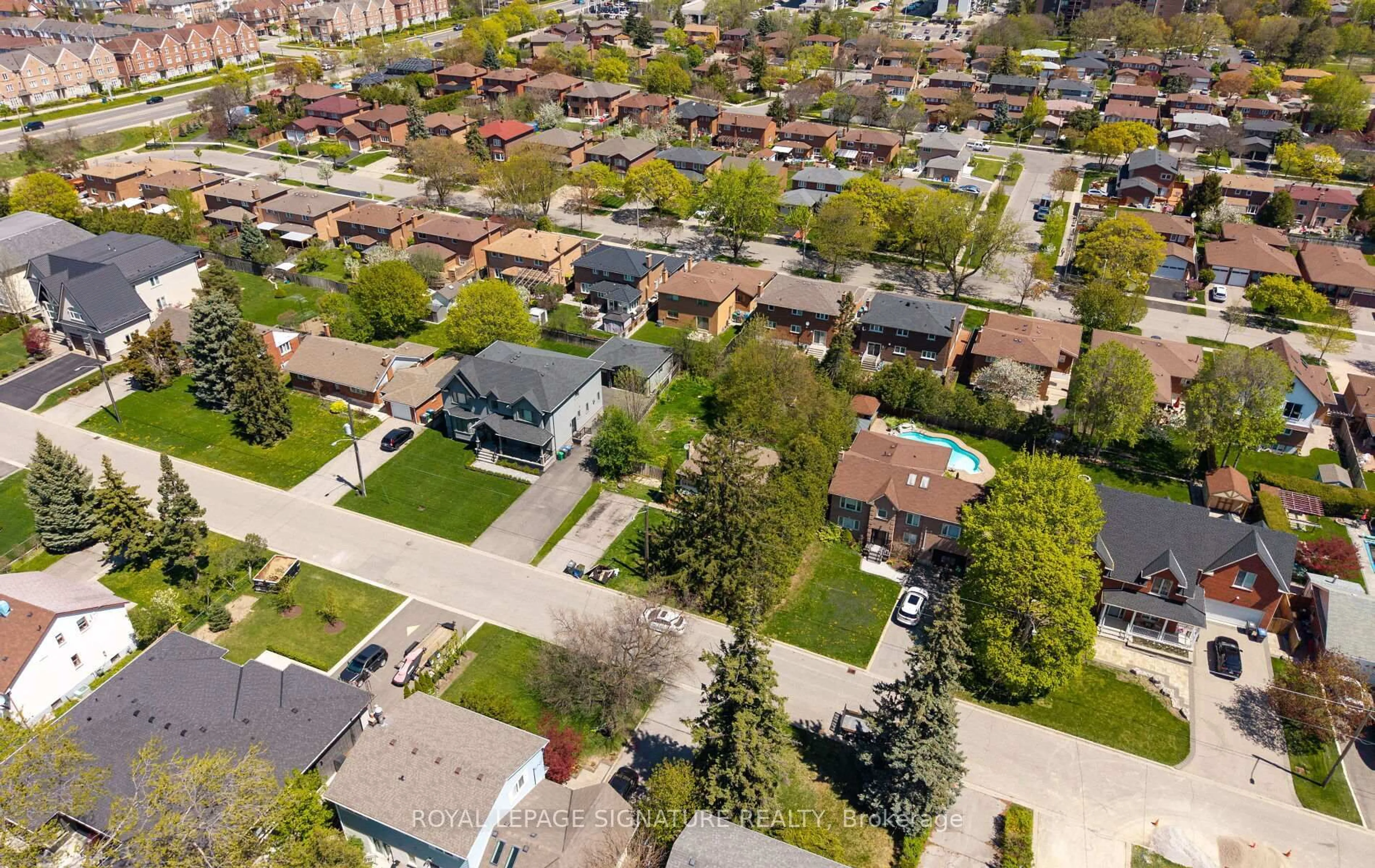 A pic from outside/outdoor area/front of a property/back of a property/a pic from drone, street for 2561 Whaley Dr, Mississauga Ontario L5B 1X1