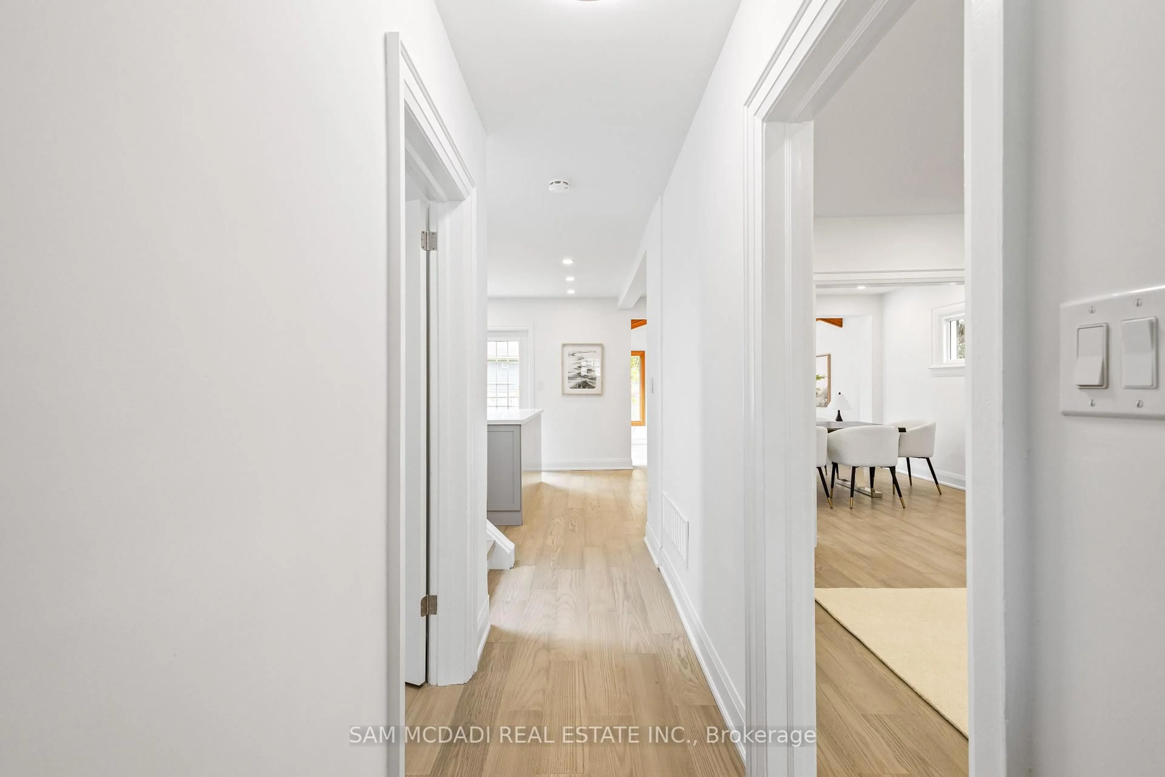 Indoor entryway for 8 Wesley Cres, Mississauga Ontario L5H 2N2