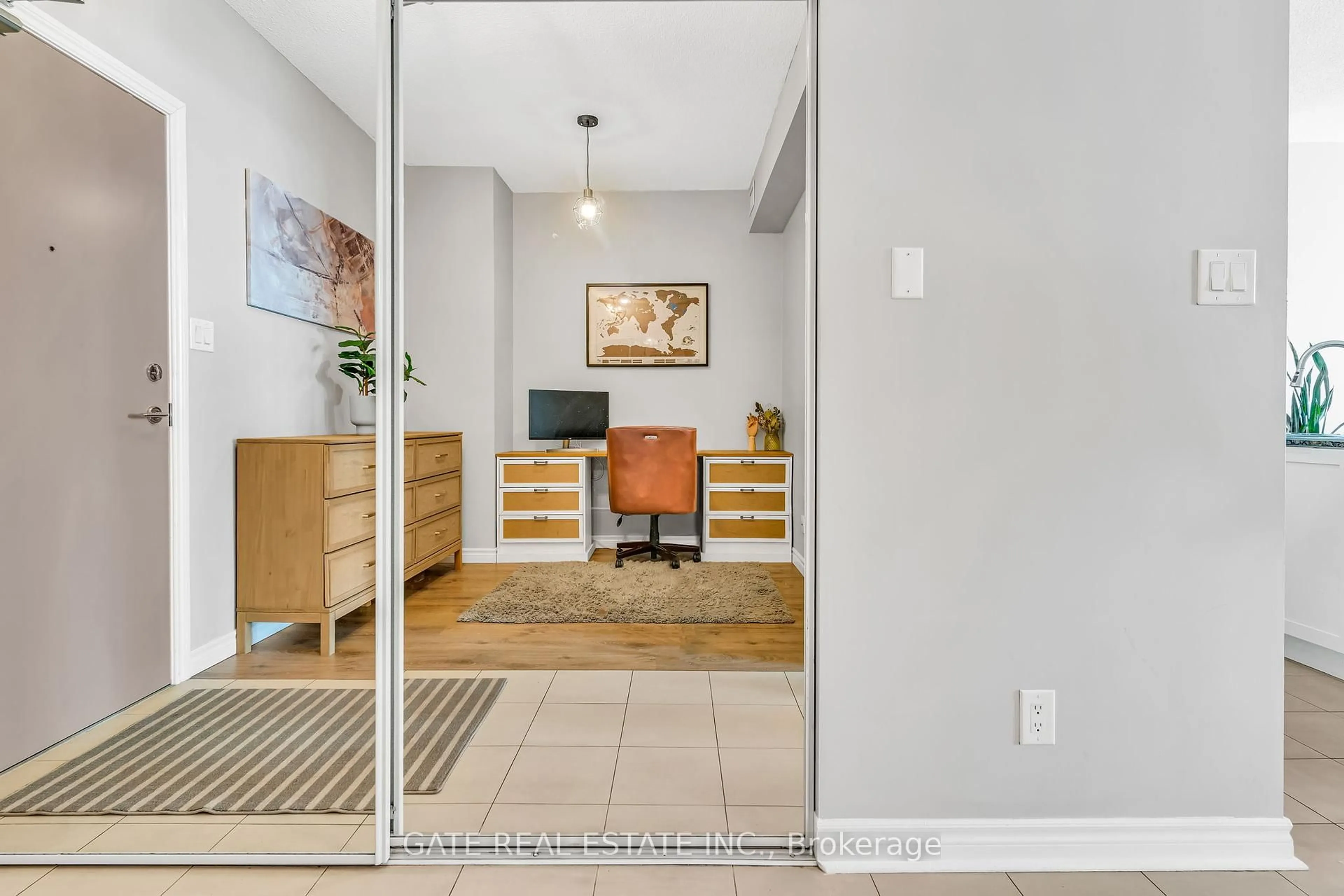 Indoor entryway for 3525 Kariya Dr #803, Mississauga Ontario L5B 0C2