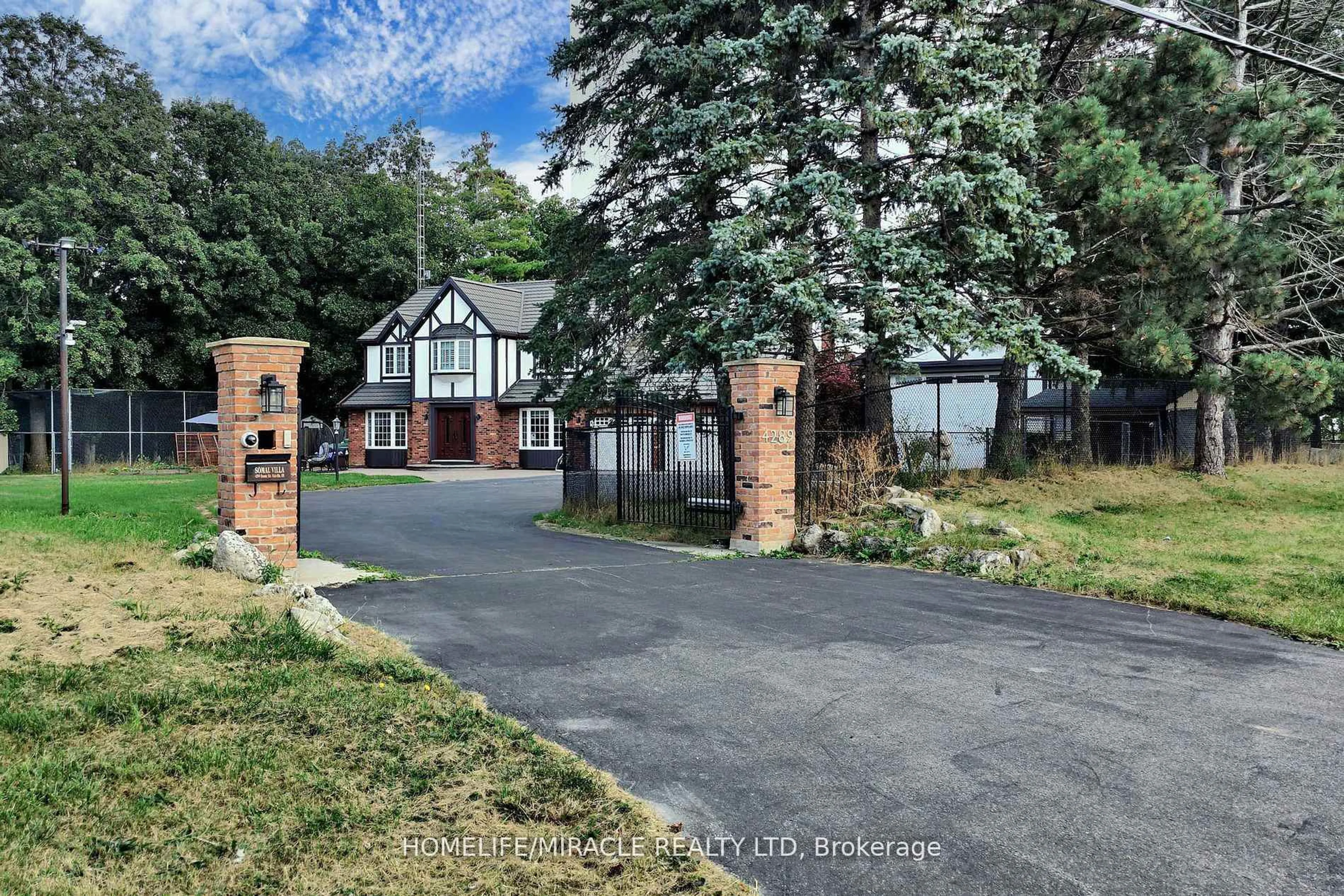 A pic from outside/outdoor area/front of a property/back of a property/a pic from drone, street for 4289 Regional Rd 25 Rd, Oakville Ontario L6M 4E9
