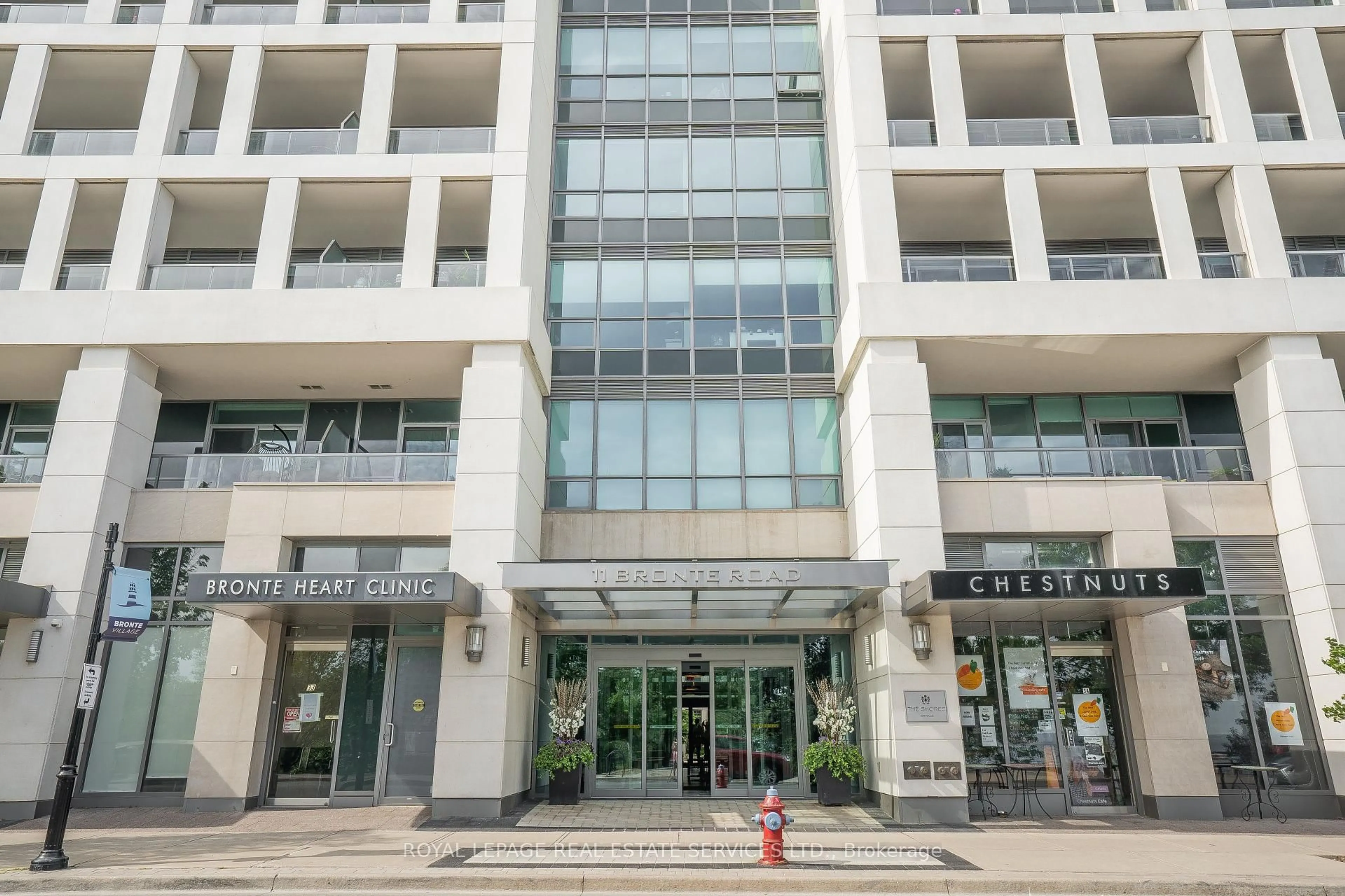 Indoor foyer for 11 Bronte Rd #117, Oakville Ontario L6L 0E1