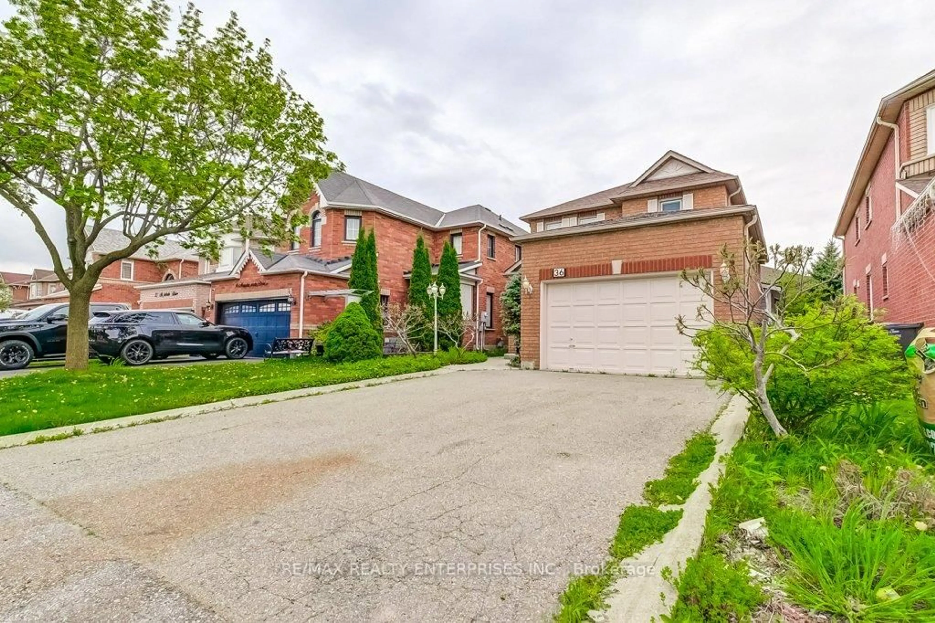 A pic from outside/outdoor area/front of a property/back of a property/a pic from drone, street for 36 Mapleshade Dr, Brampton Ontario L7A 1H1