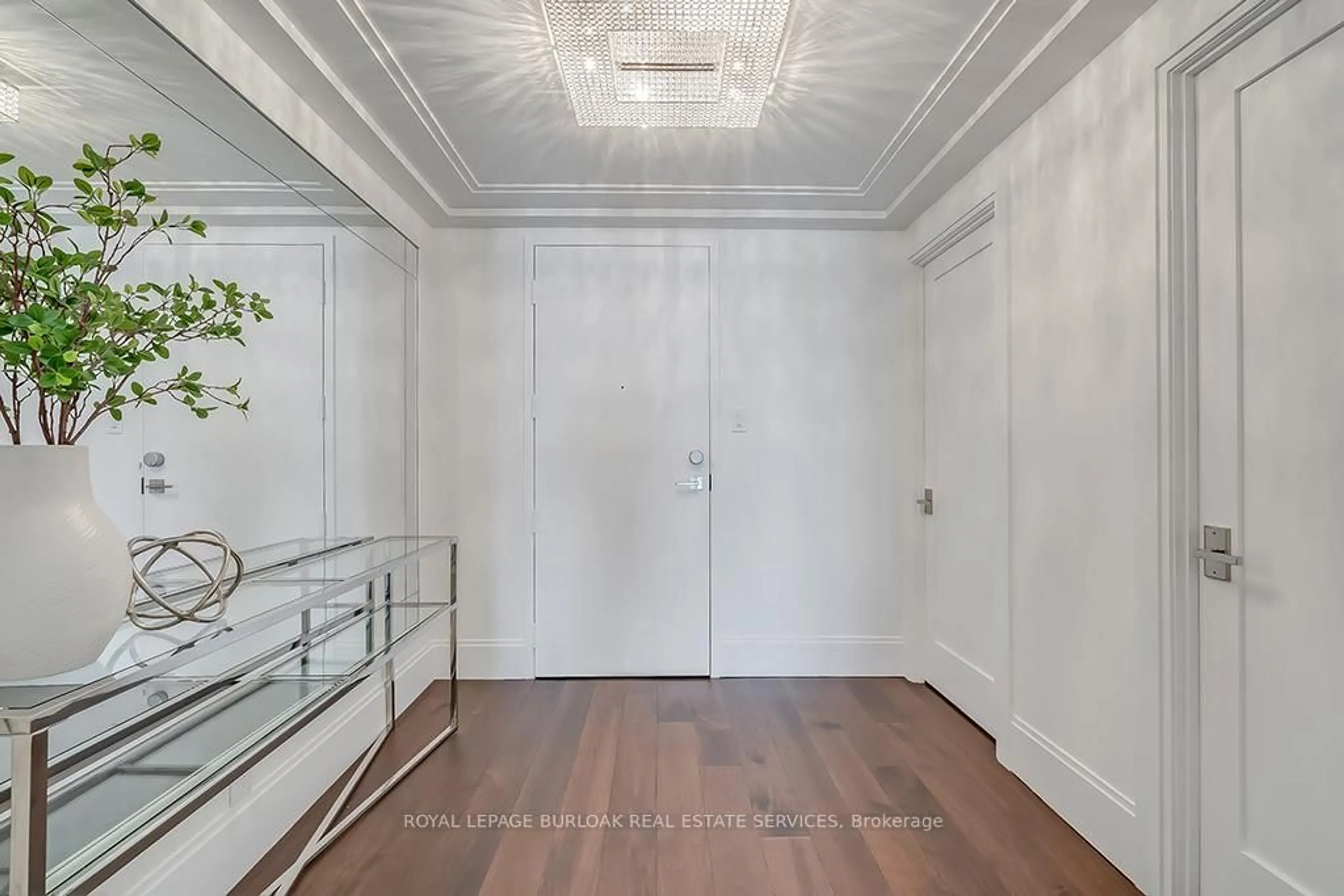 Indoor foyer for 2190 Lakeshore Rd #605, Burlington Ontario L7R 4K1