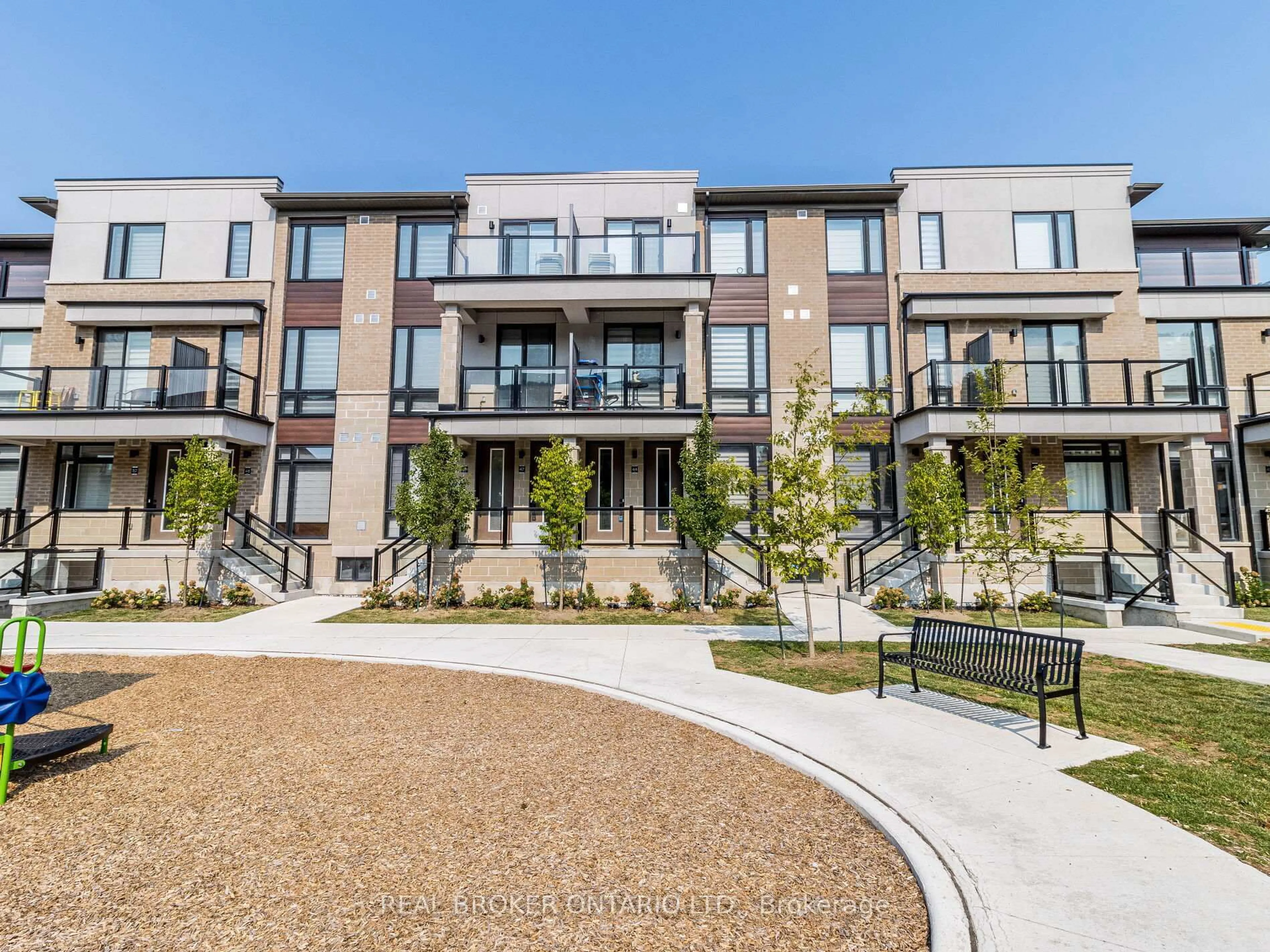 A pic from outside/outdoor area/front of a property/back of a property/a pic from drone, street for 45 Knotsberry Circ #43, Brampton Ontario L6Y 6G1