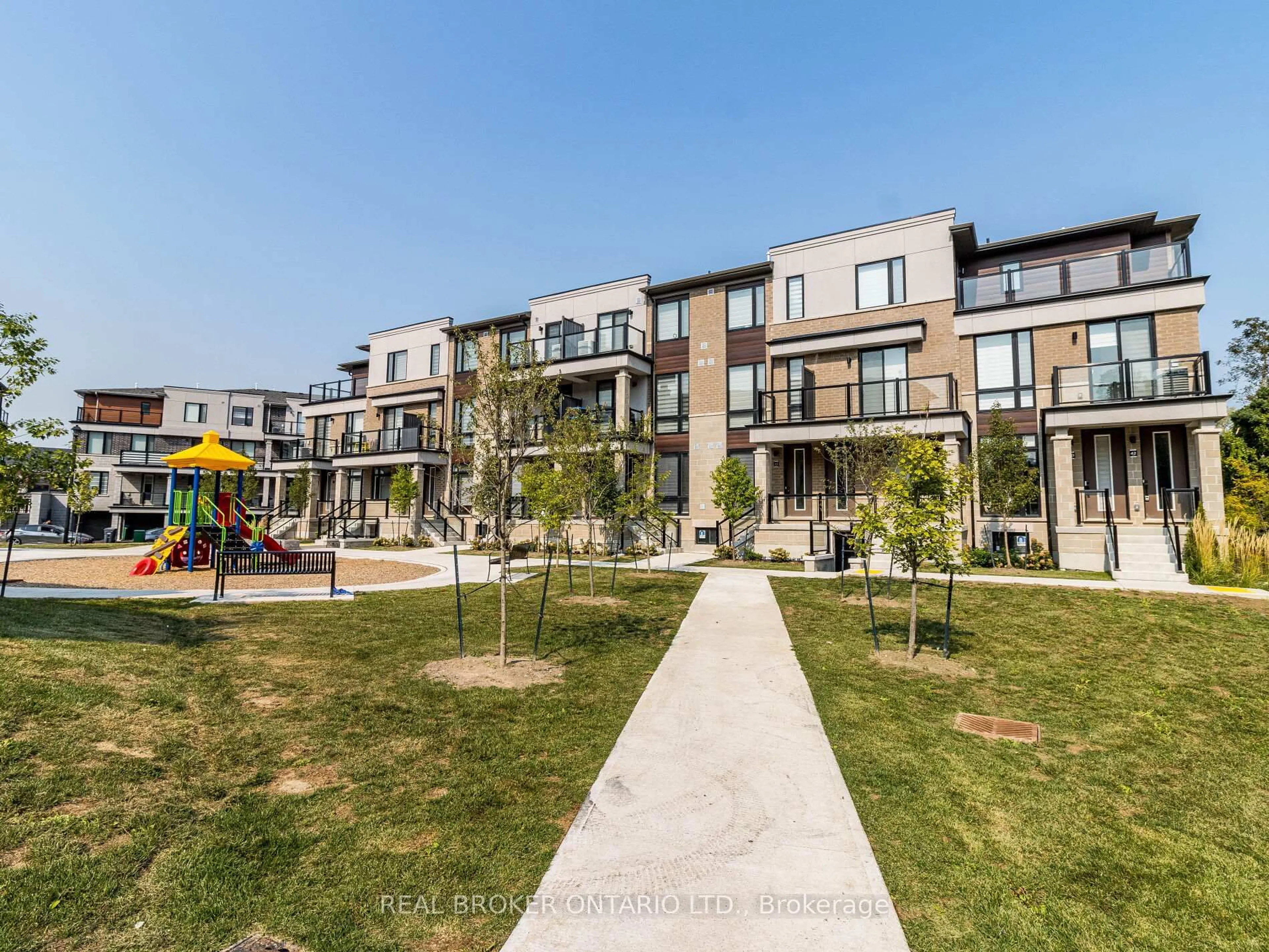 A pic from outside/outdoor area/front of a property/back of a property/a pic from drone, street for 45 Knotsberry Circ #43, Brampton Ontario L6Y 6G1