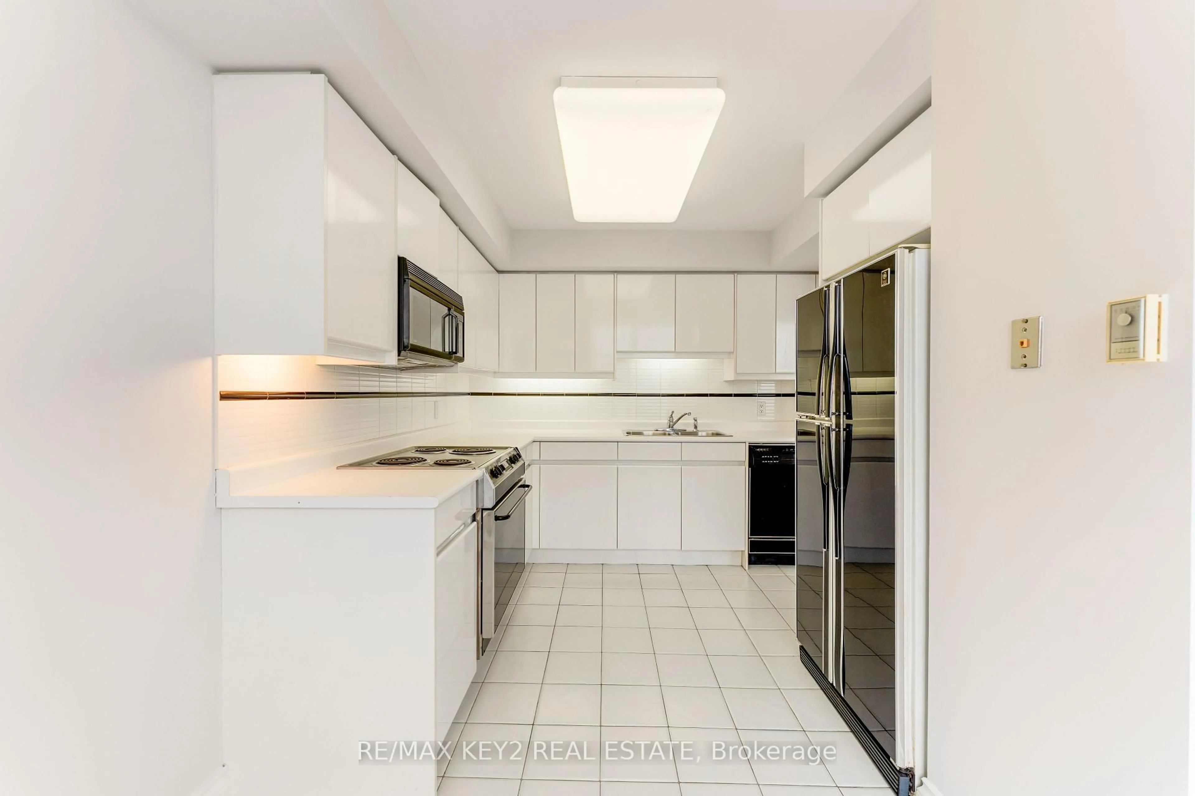 Standard kitchen, ceramic/tile floor for 1 Palace Pier Crt #3704, Toronto Ontario M8V 3W9