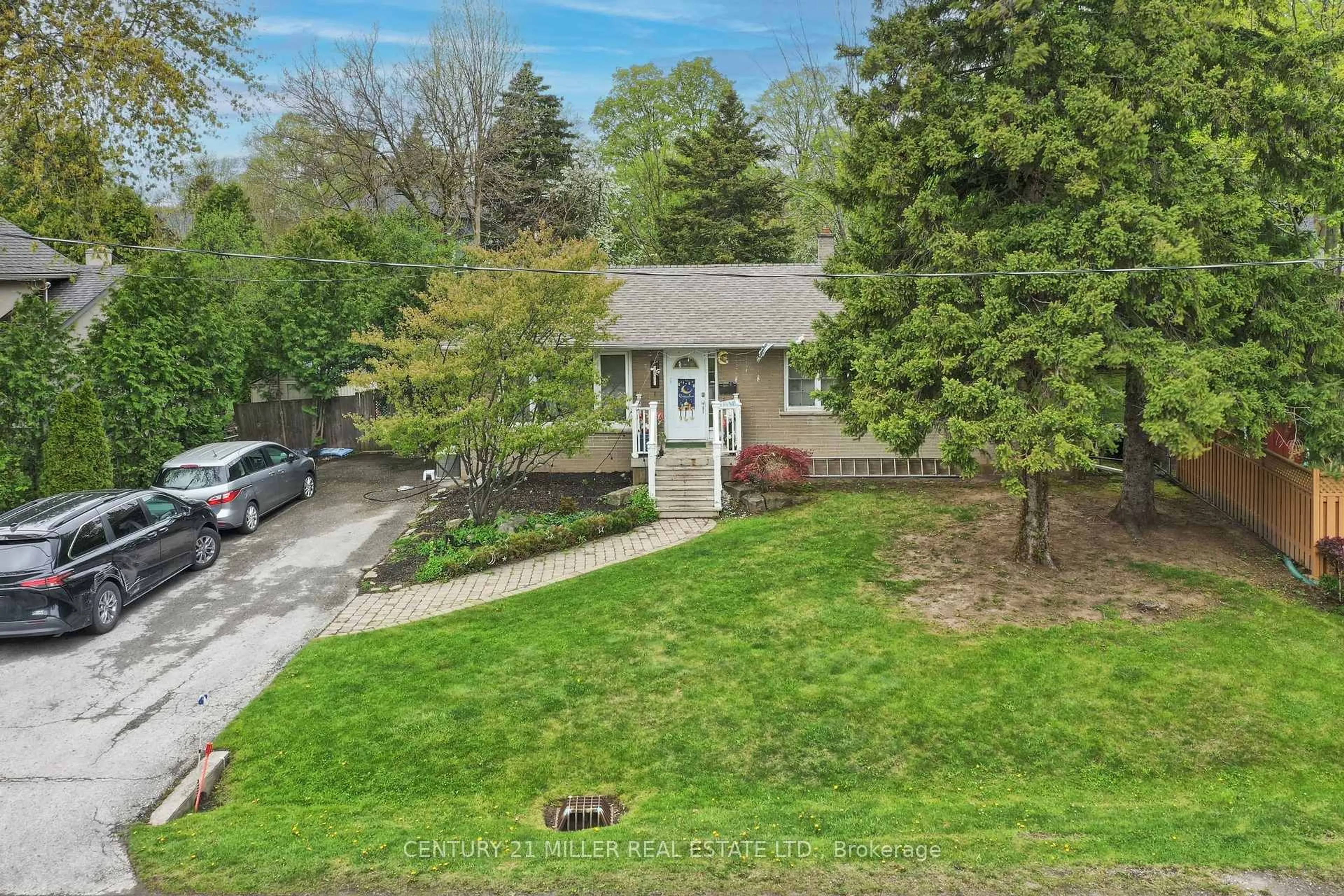 A pic from outside/outdoor area/front of a property/back of a property/a pic from drone, street for 1171 Sarta Rd, Oakville Ontario L6L 2P4