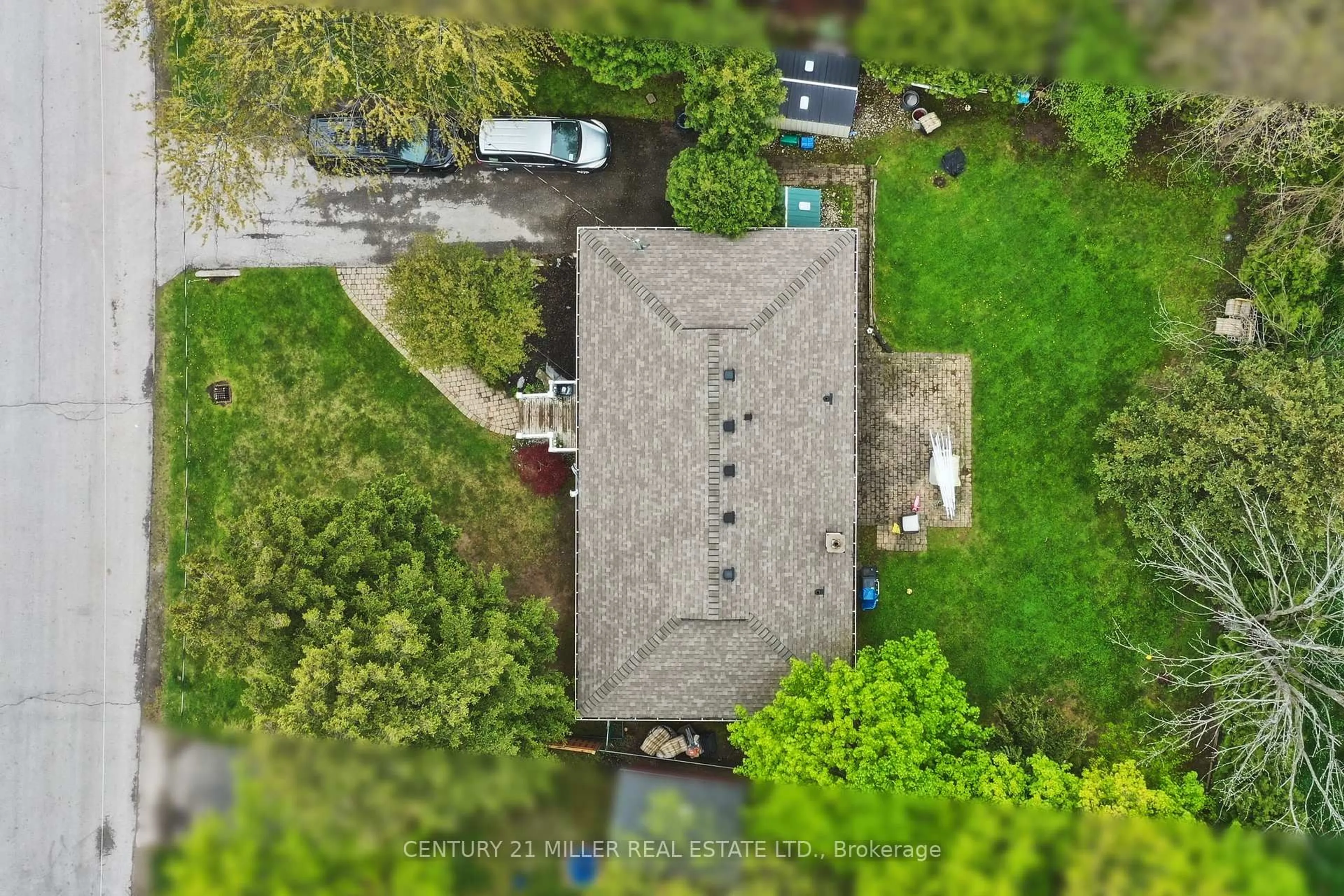 A pic from outside/outdoor area/front of a property/back of a property/a pic from drone, building for 1171 Sarta Rd, Oakville Ontario L6L 2P4