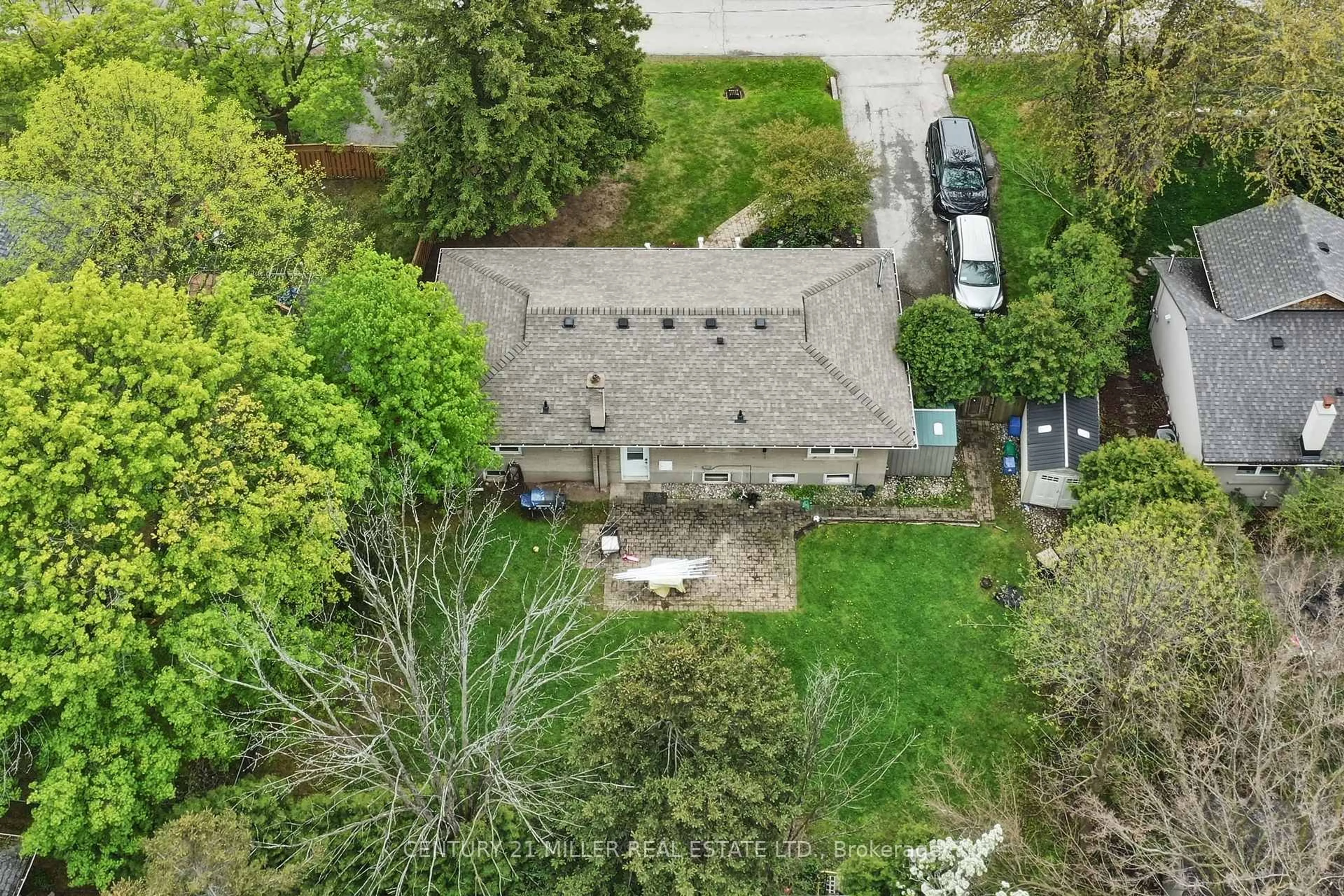 A pic from outside/outdoor area/front of a property/back of a property/a pic from drone, street for 1171 Sarta Rd, Oakville Ontario L6L 2P4