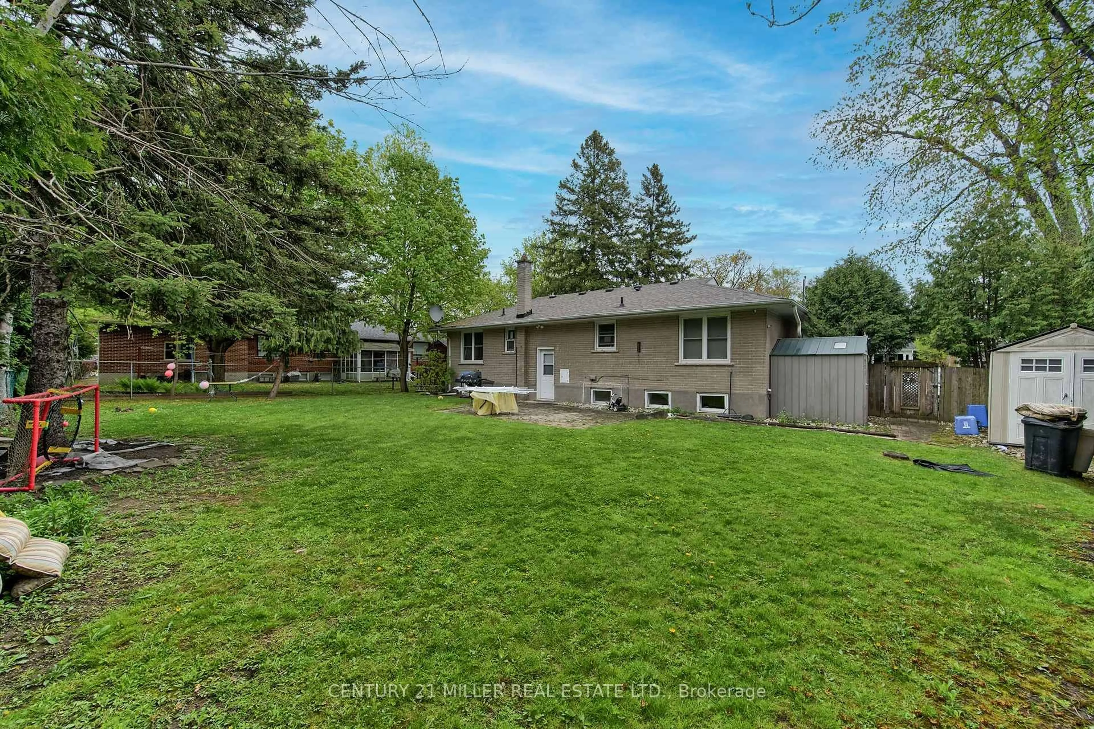 A pic from outside/outdoor area/front of a property/back of a property/a pic from drone, street for 1171 Sarta Rd, Oakville Ontario L6L 2P4