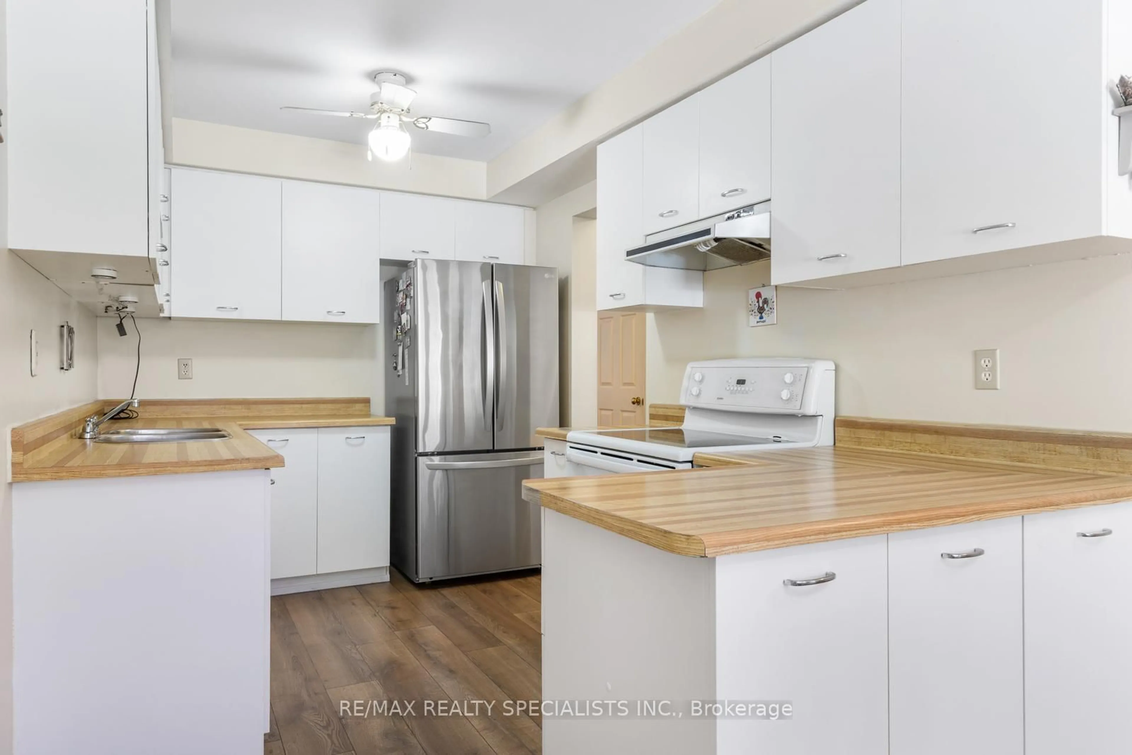 Standard kitchen, wood/laminate floor for 826 Constellation Dr, Mississauga Ontario L5R 2V4