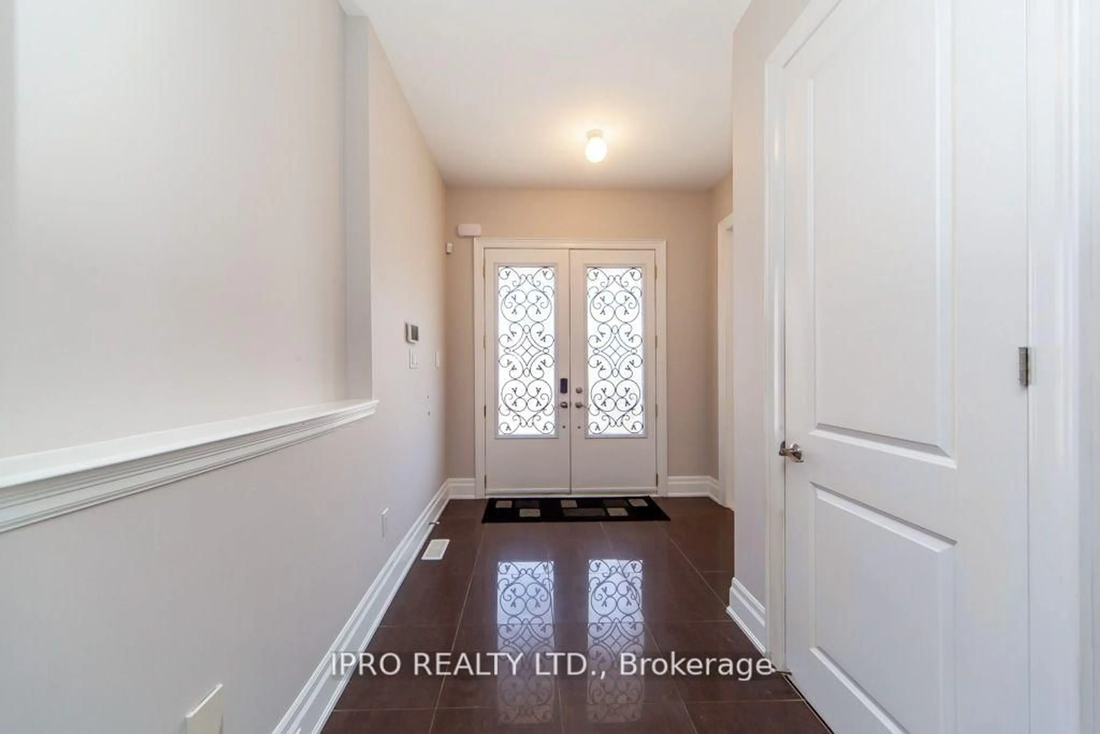 Indoor entryway for 3420 MISTWELL Cres, Oakville Ontario L6L 0A3
