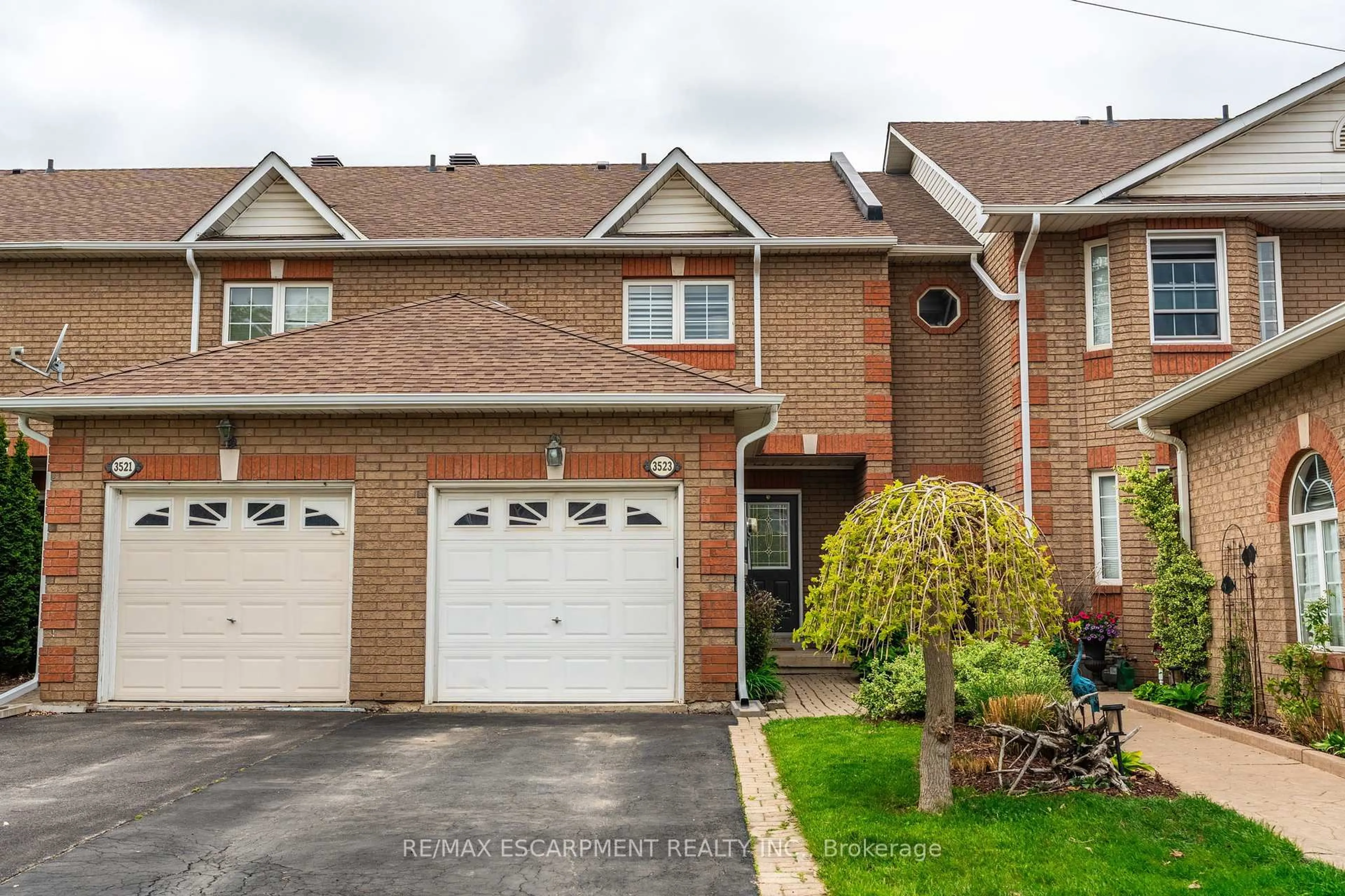 Home with brick exterior material, street for 3523 Fowler Crt, Burlington Ontario L7N 3W3