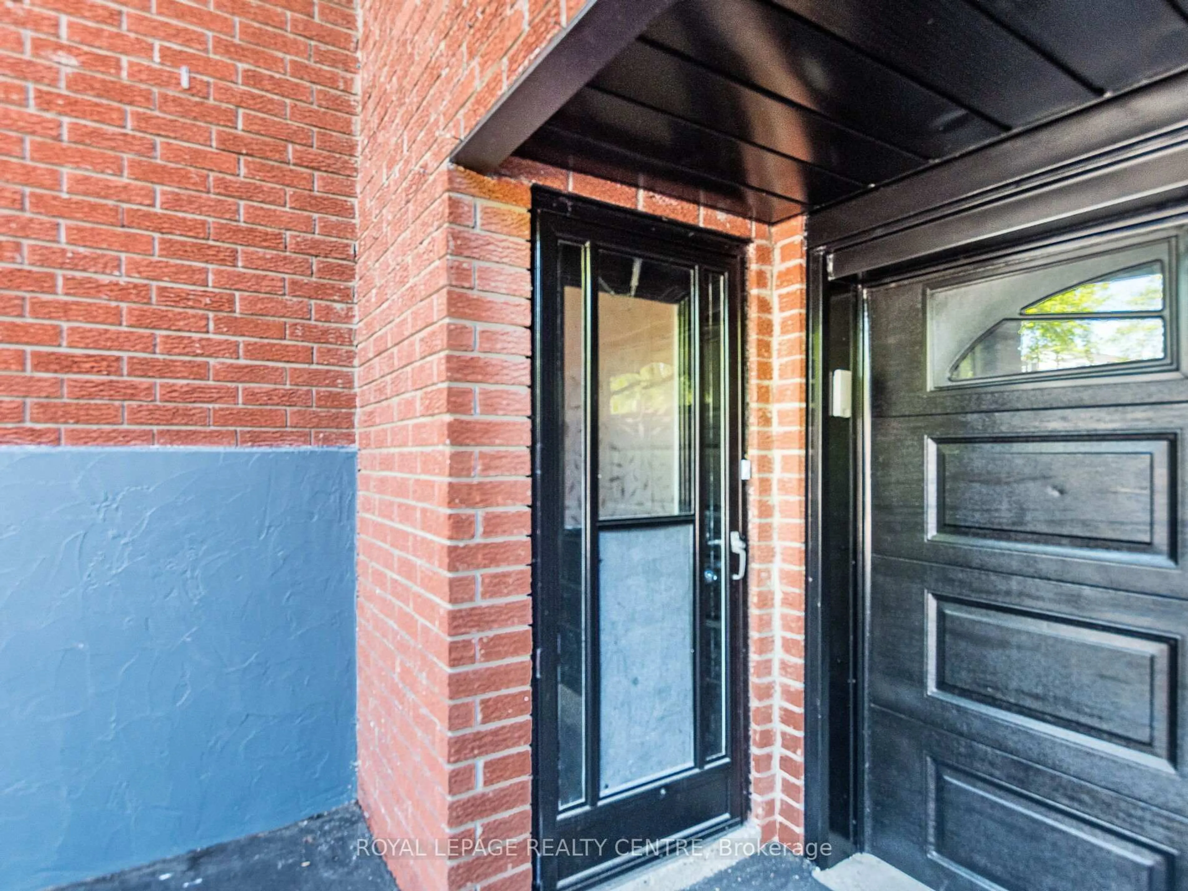 Indoor entryway for 2336 Chilsworthy Ave, Mississauga Ontario L5B 2R1