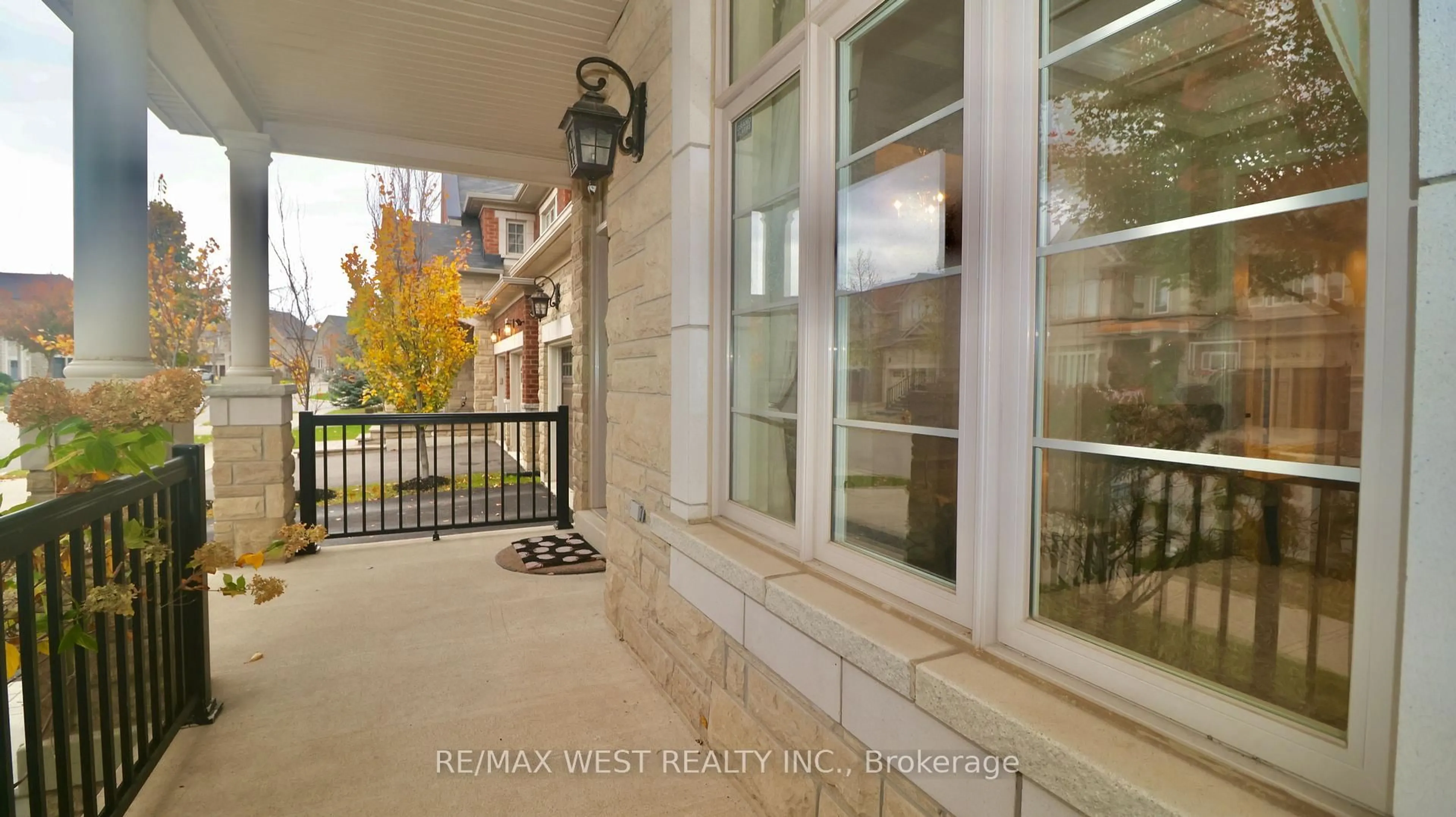 Indoor entryway for 418 Hidden Trail Circ, Oakville Ontario L6J 0N7