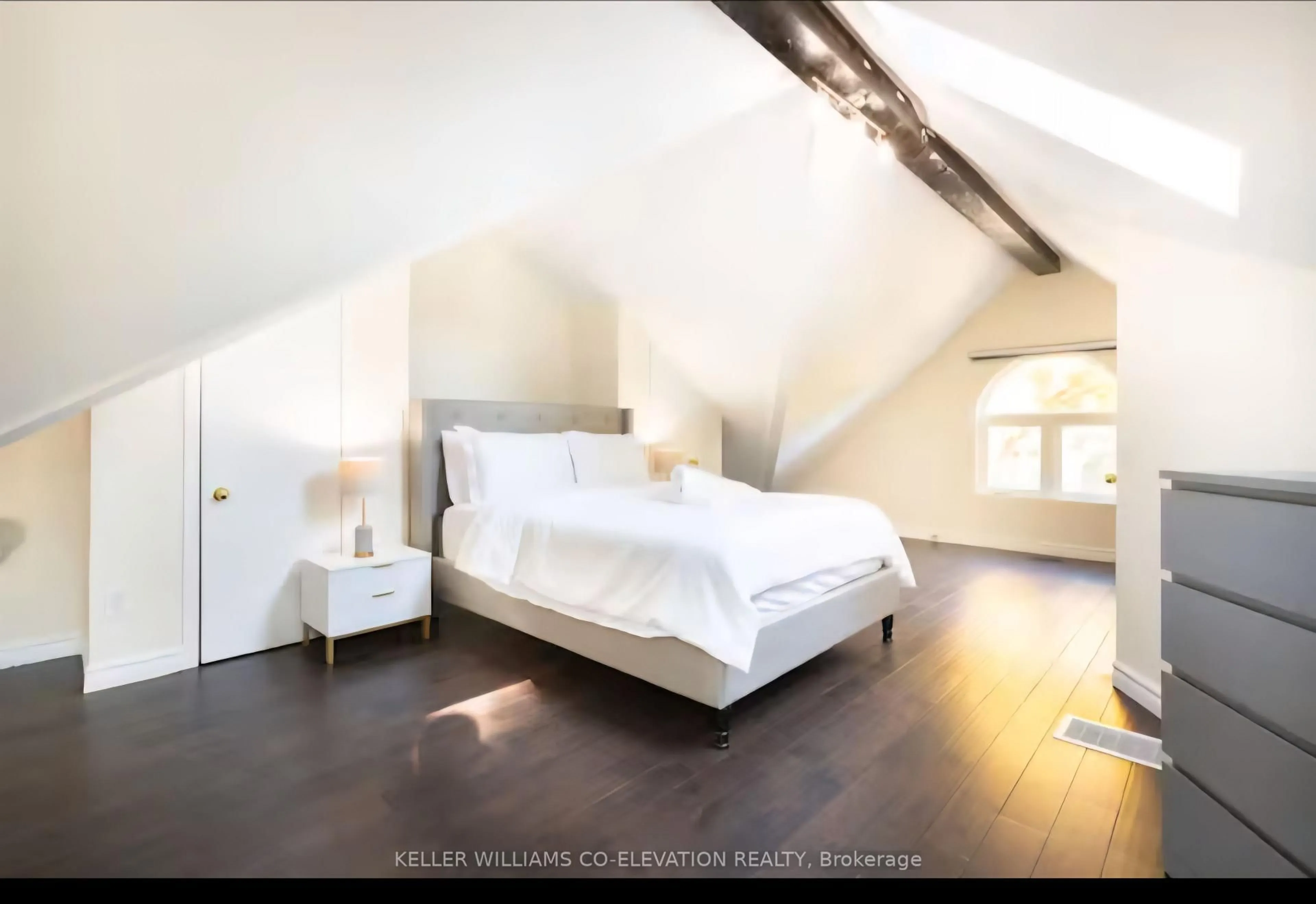 Bedroom with bed, unknown for 876 Parkland Ave, Mississauga Ontario L5H 3H1