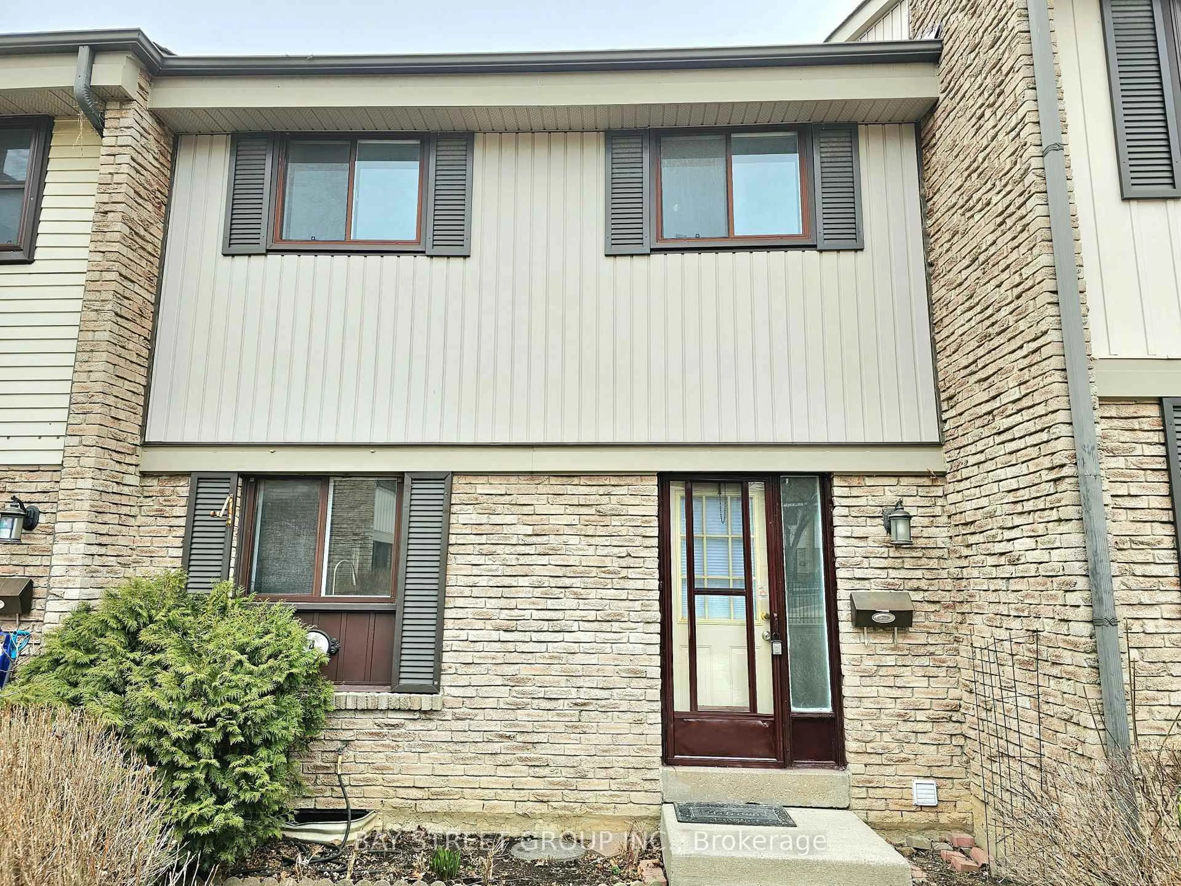 Home with brick exterior material, street for 2779 Gananoque Dr #4, Mississauga Ontario L5N 2E4