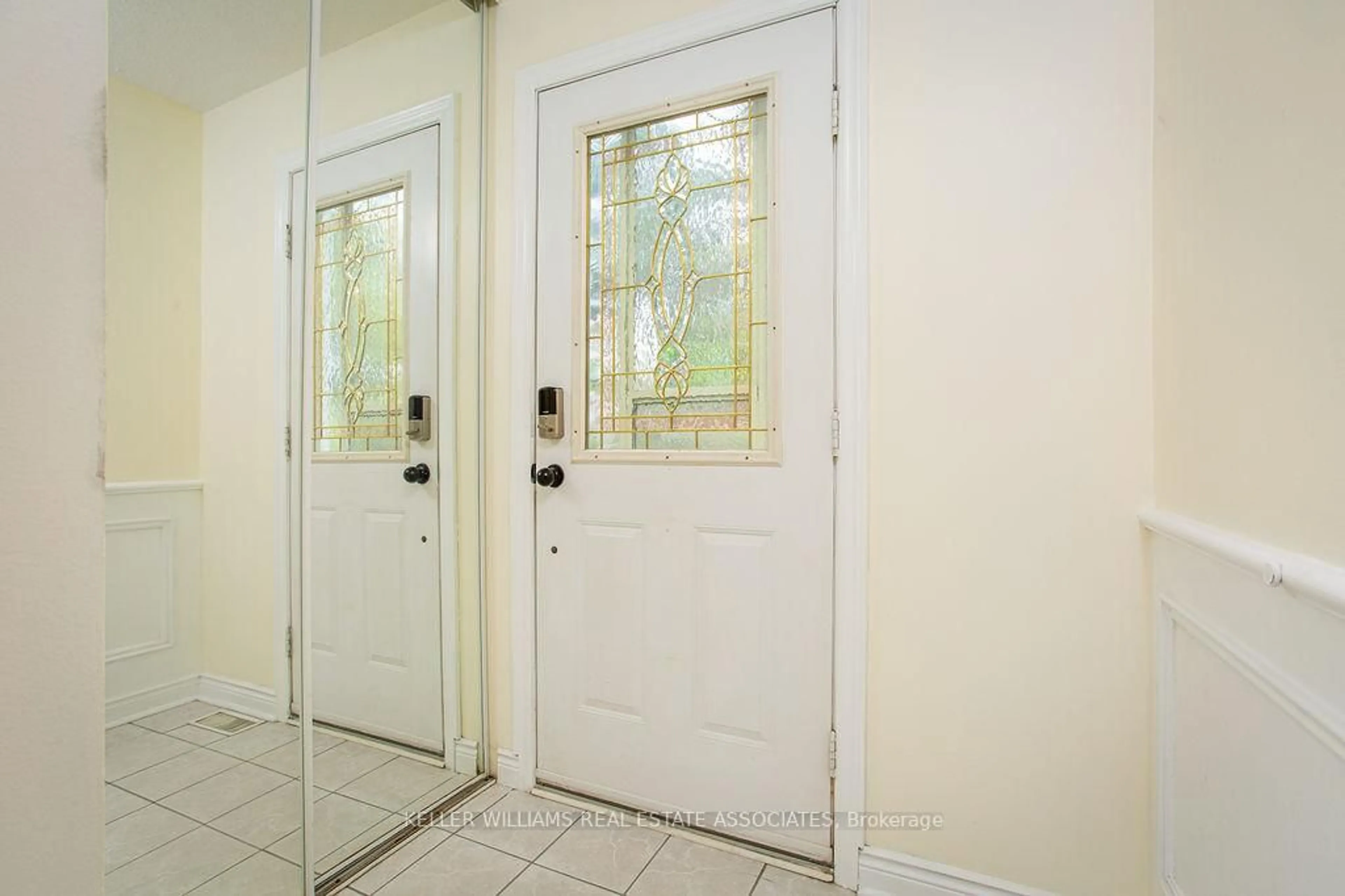 Indoor entryway for 2216 Upper Middle Rd #3, Burlington Ontario L7P 2Z9