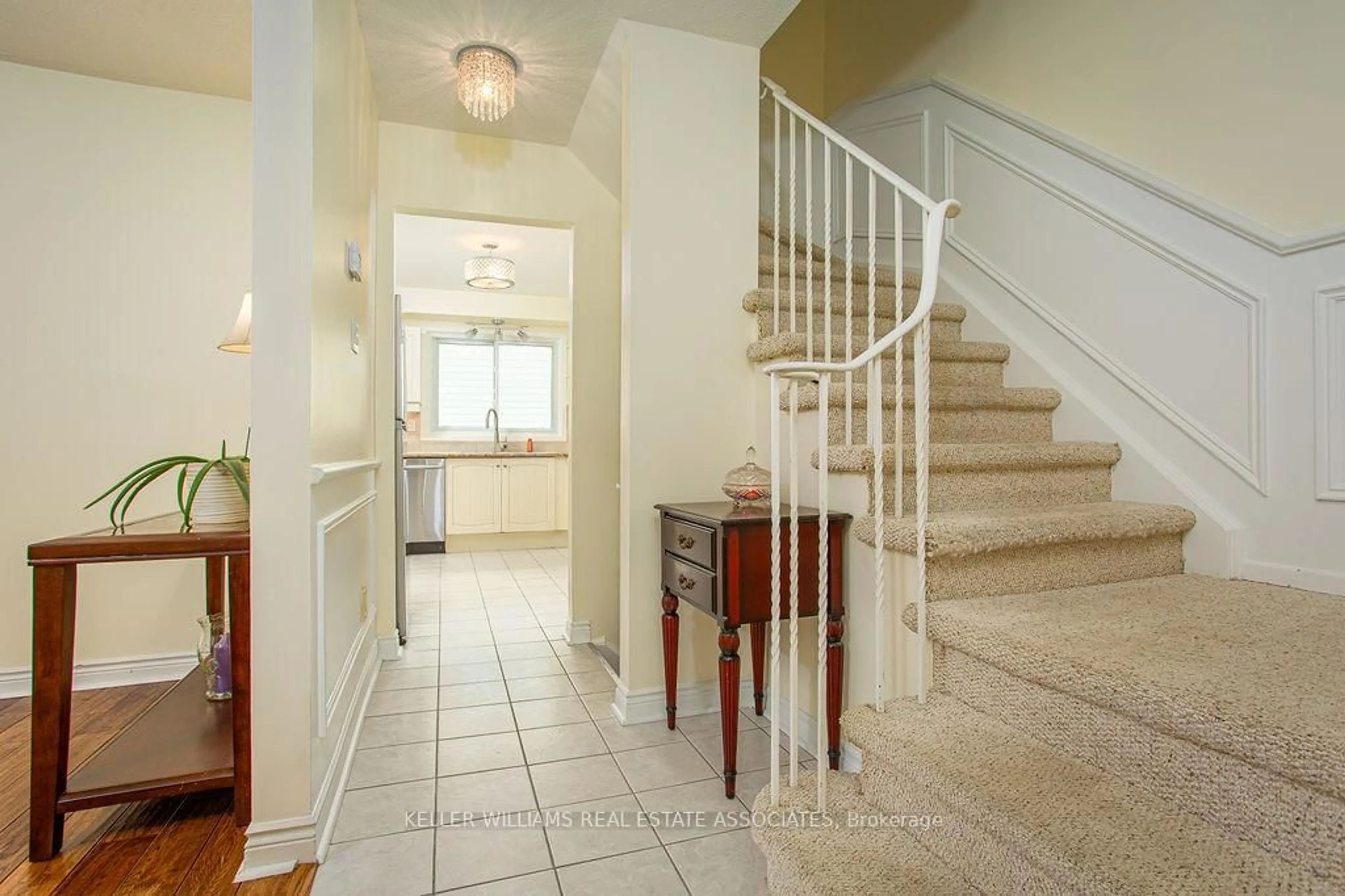 Indoor foyer for 2216 Upper Middle Rd #3, Burlington Ontario L7P 2Z9