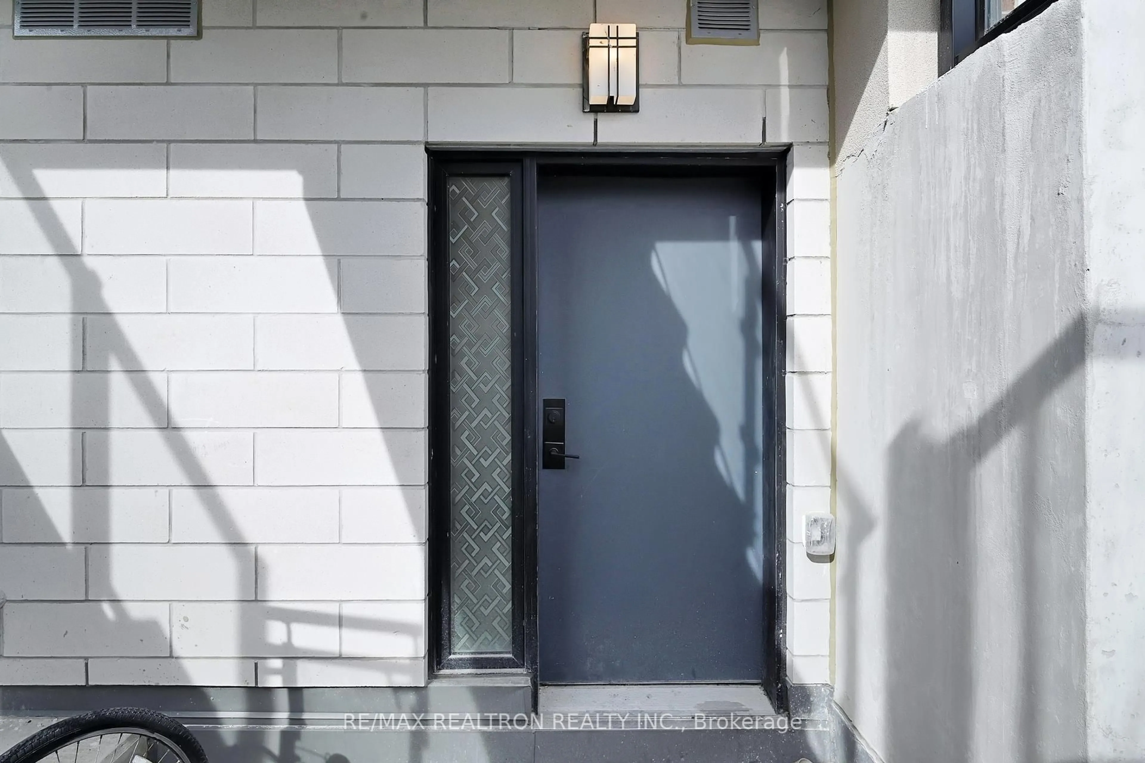 Indoor entryway for 1115 Douglas McCurdy Comm St, Mississauga Ontario L5G 0C6