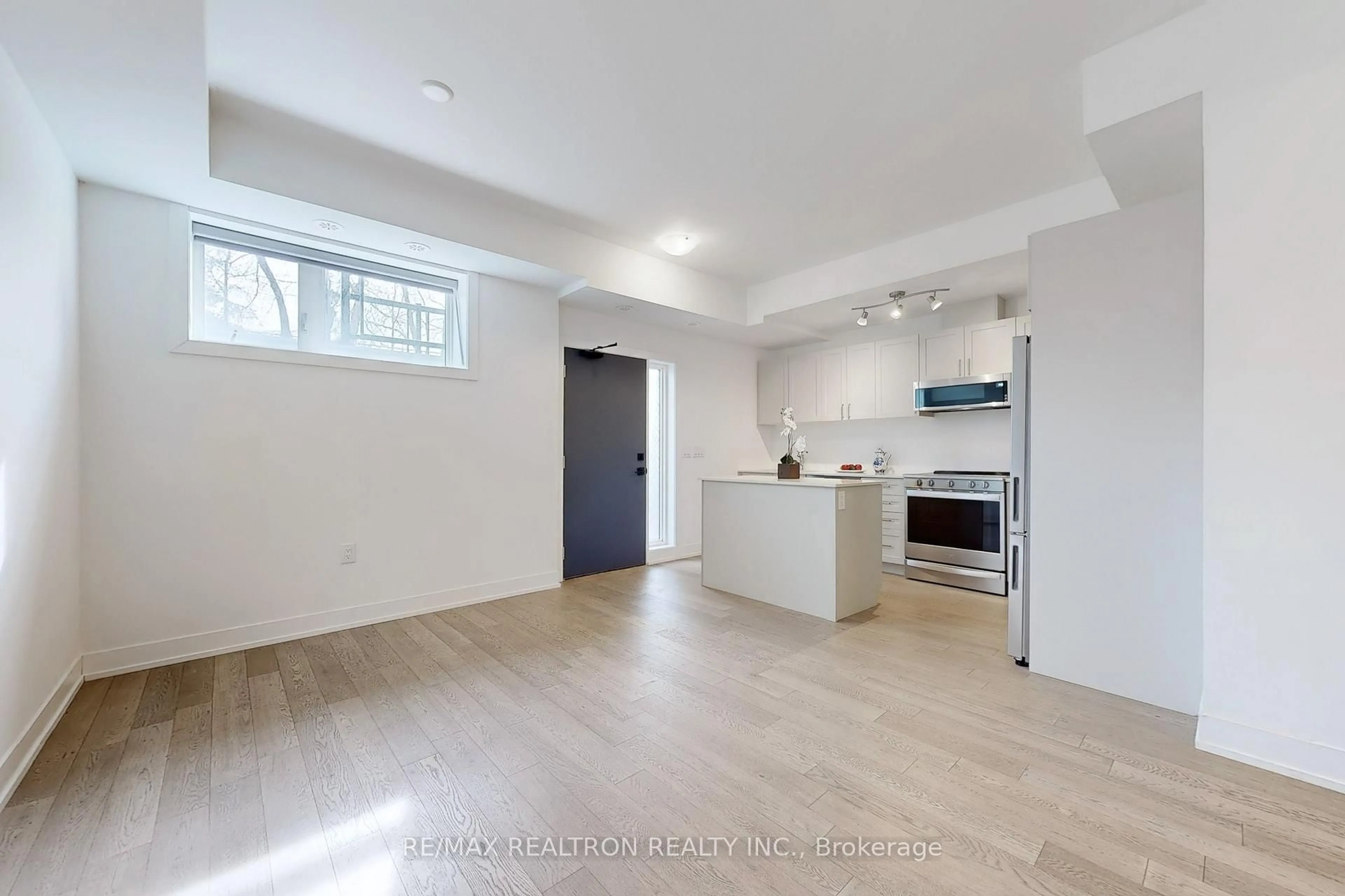 Open concept kitchen, unknown for 1115 Douglas McCurdy Comm St, Mississauga Ontario L5G 0C6